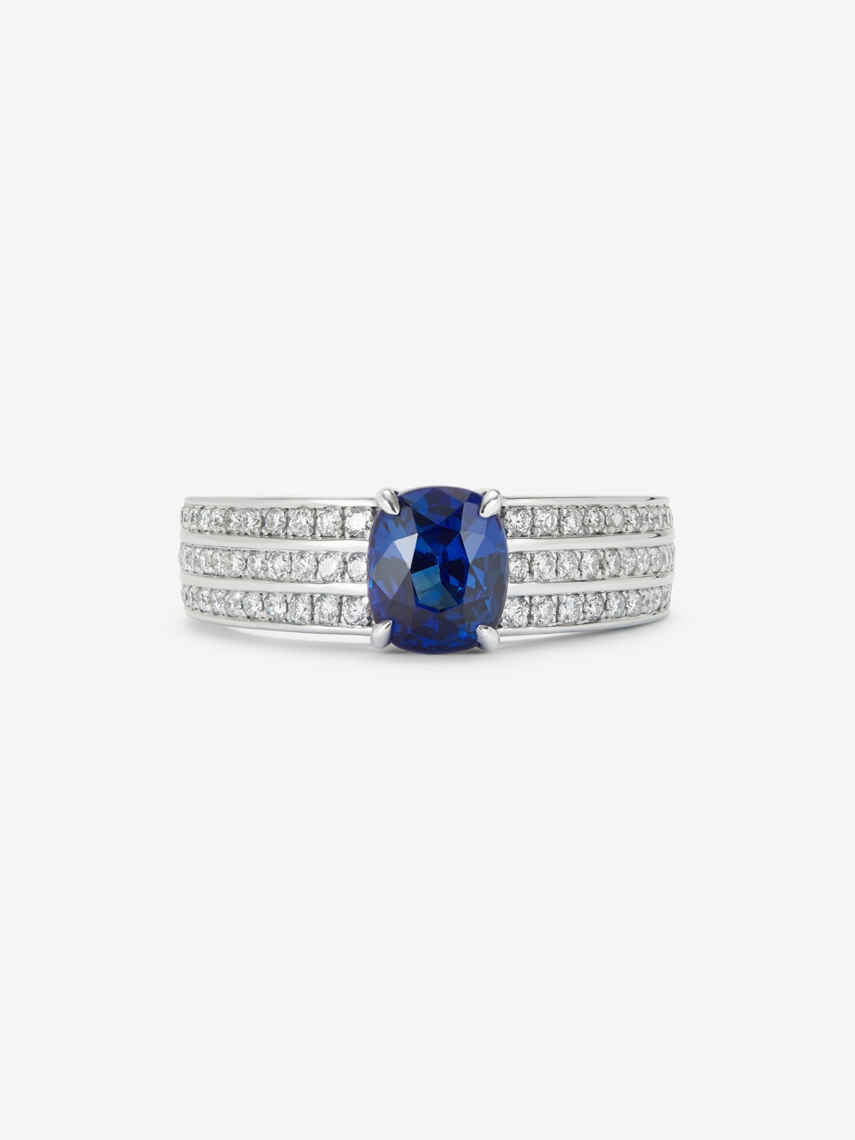 Anillo de oro blanco de 18K con zafiro azul royal en talla cushion de 1,625 cts y 68 diamantes en talla brillante con un total de 0,36 cts