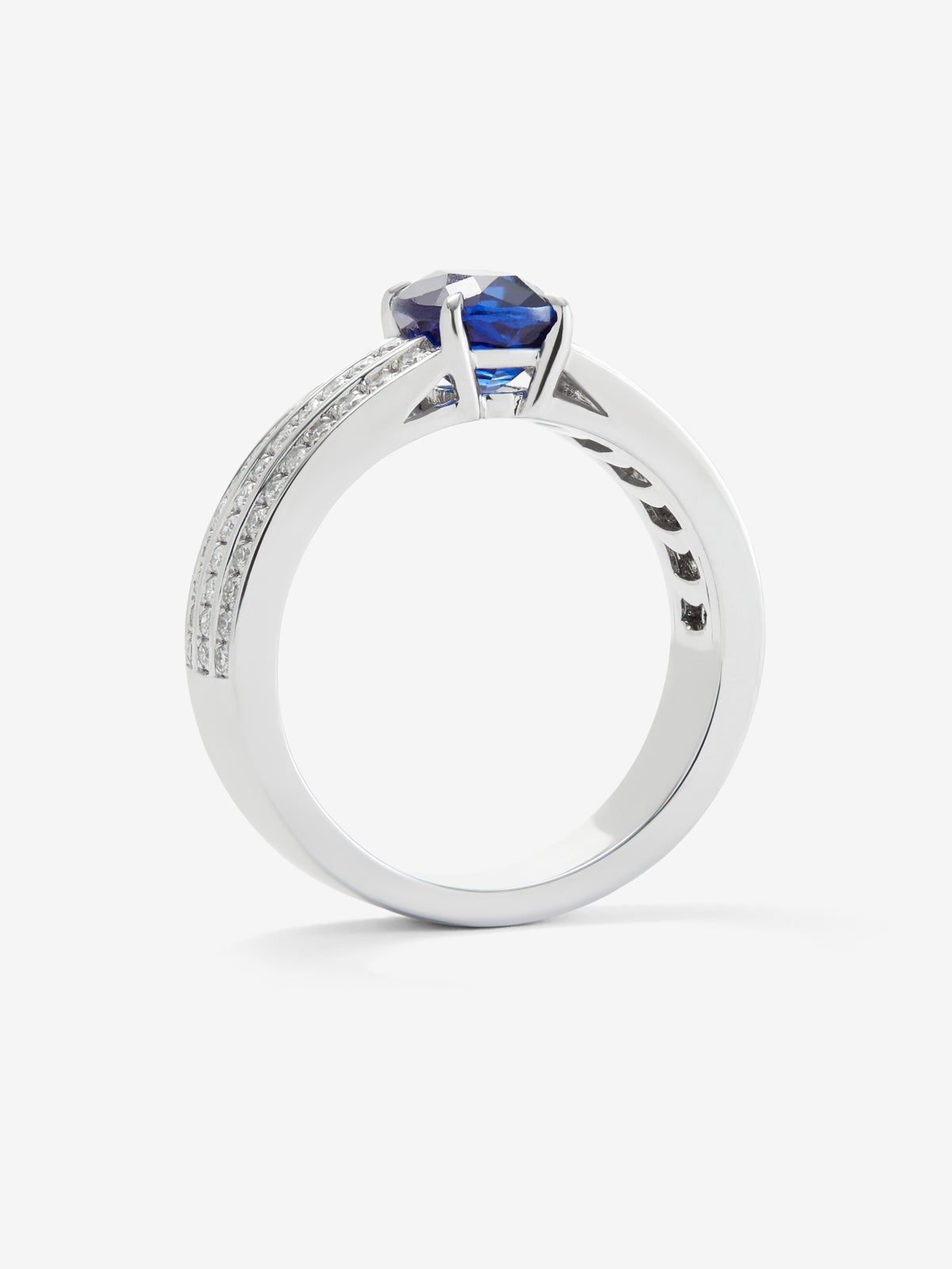 Anillo de oro blanco de 18K con zafiro azul royal en talla cushion de 1,625 cts y 68 diamantes en talla brillante con un total de 0,36 cts