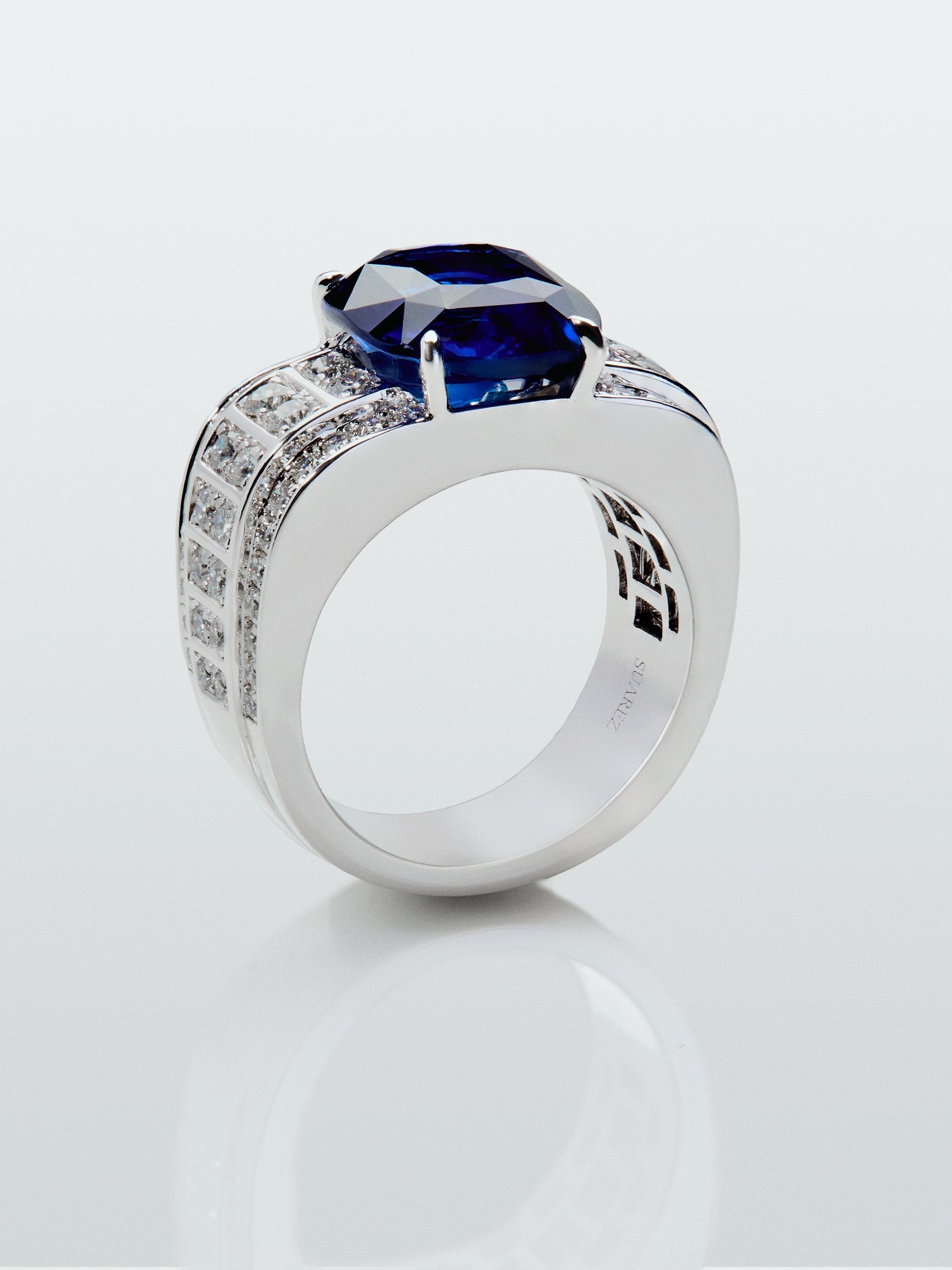 Anillo de oro blanco de 18K con zafiro azul royal en talla cushion de 5,548 cts y 72 diamantes en talla brillante con un total de 1,03 cts