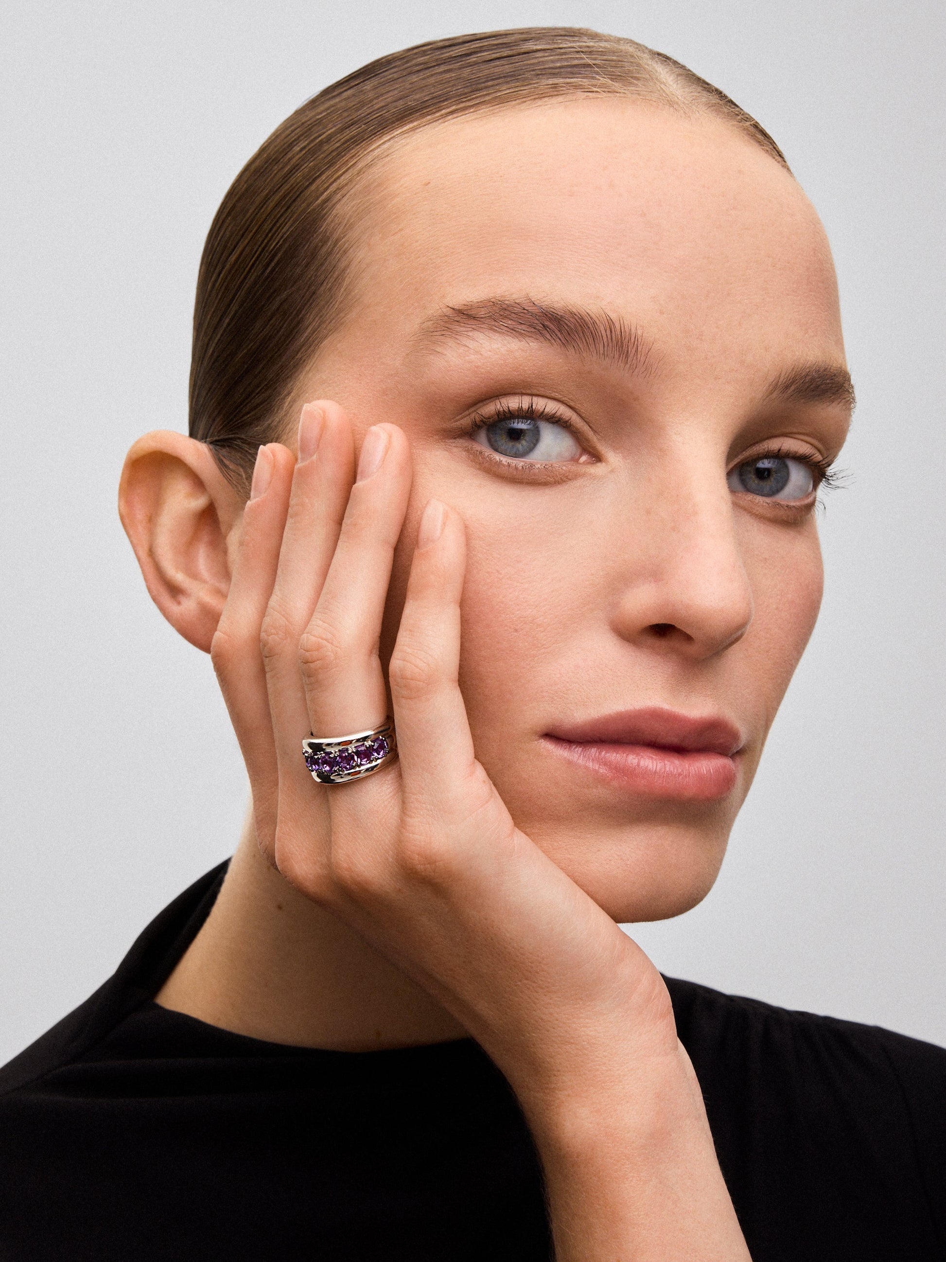 Anillo de plata 925 con pavé de amatistas moradas en talla brillante