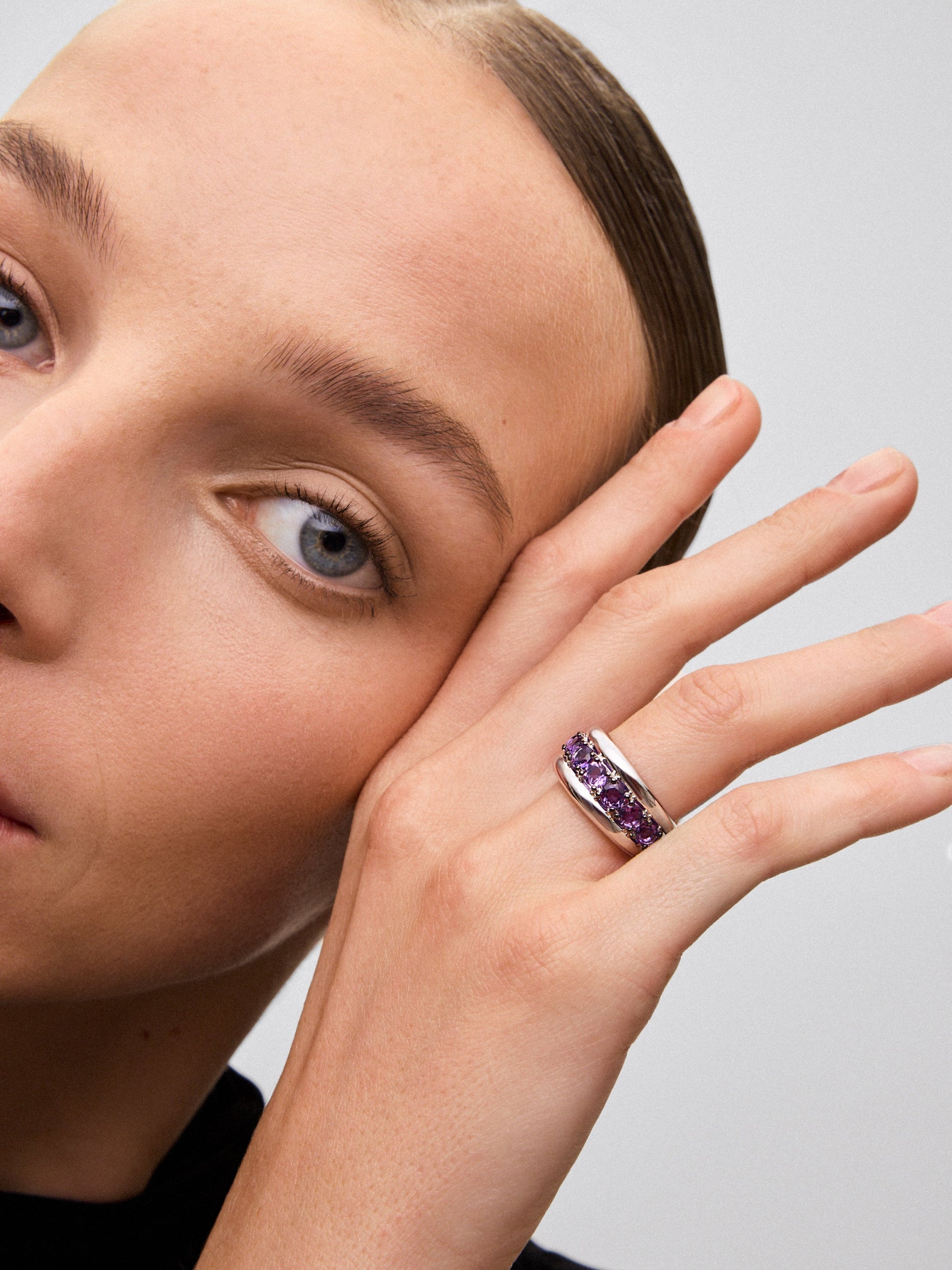 Anillo de plata 925 con pavé de amatistas moradas en talla brillante