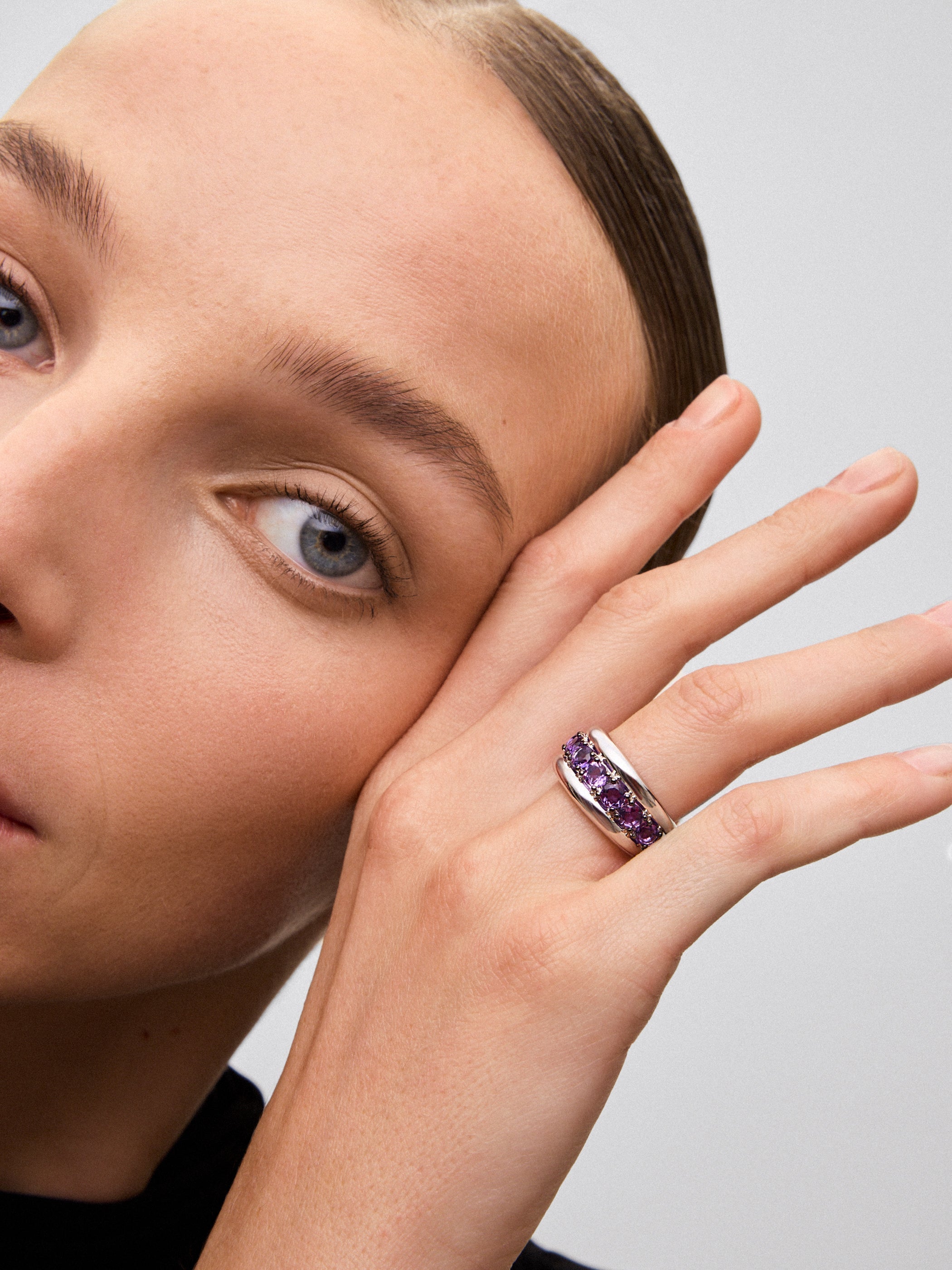 Anillo de plata 925 con pavé de amatistas moradas en talla brillante