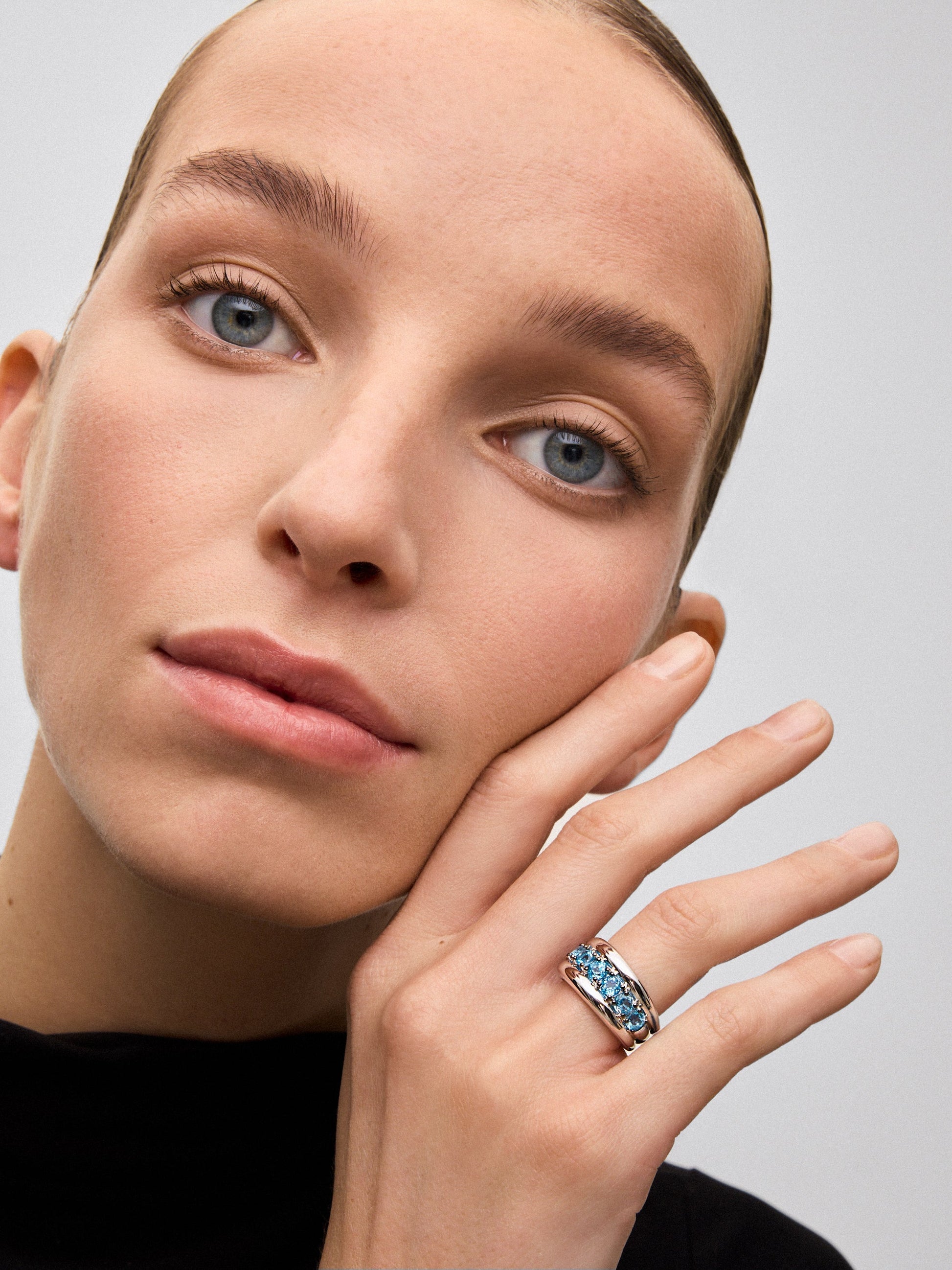 Anillo de plata 925 con pavé de topacios azul swiss en talla brillante