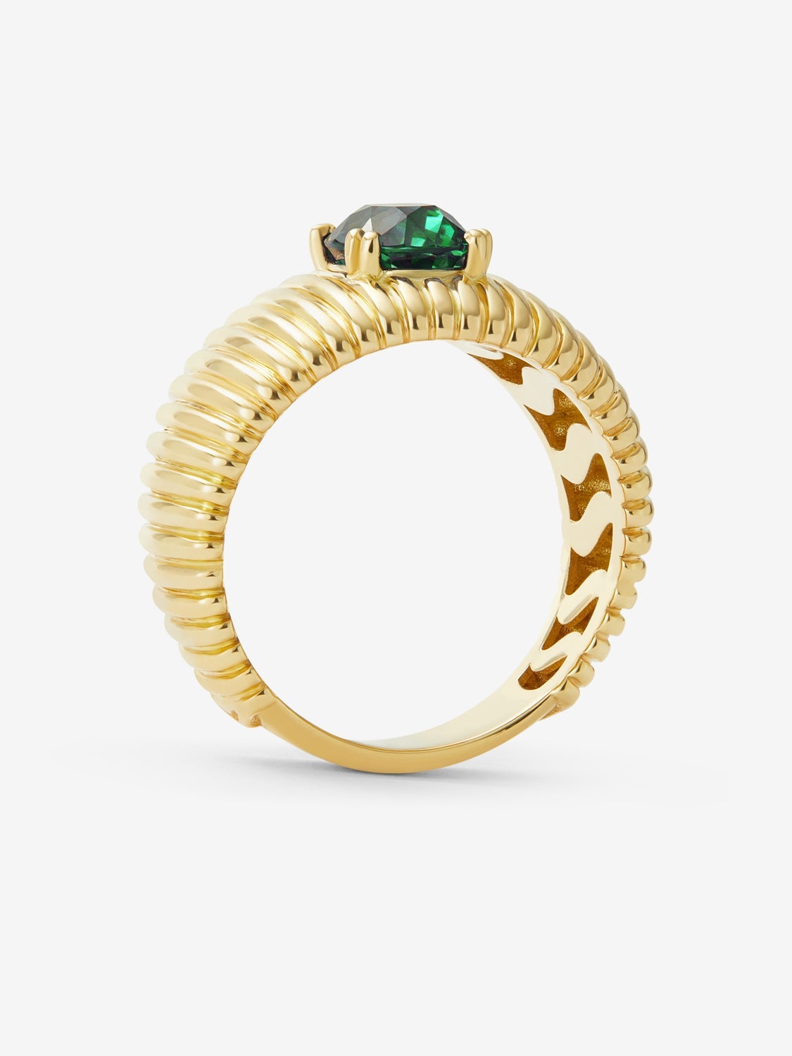 Anillo gallonado de oro amarillo de 18K con esmeralda en talla oval