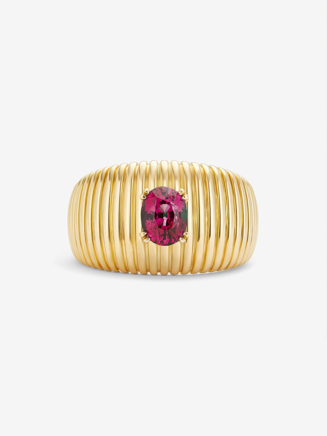 Anillo gallonado de oro amarillo de 18K con rubí en talla oval