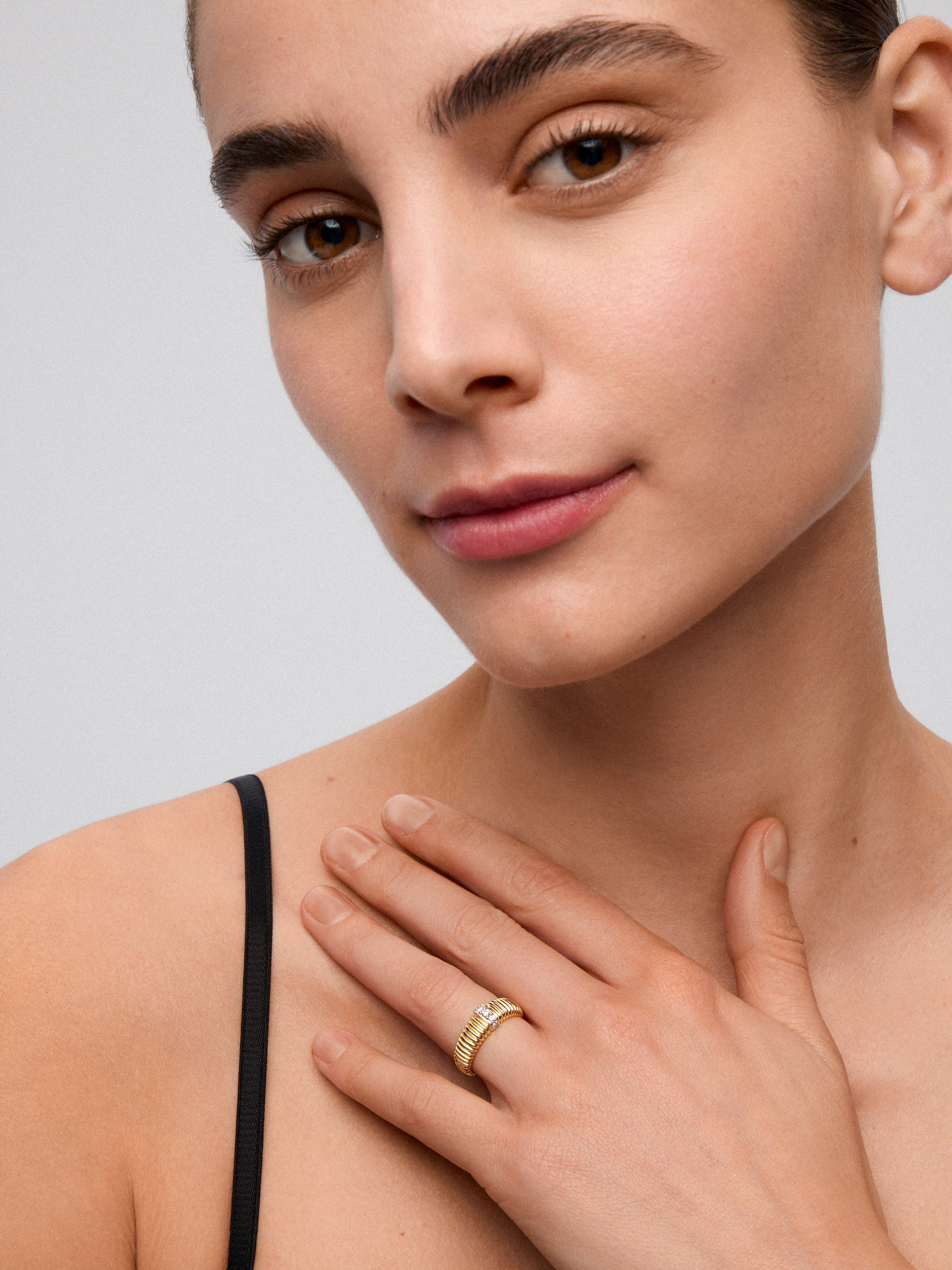 Anillo gallonado de oro blanco y amarillo de 18K con diamantes en talla brillante
