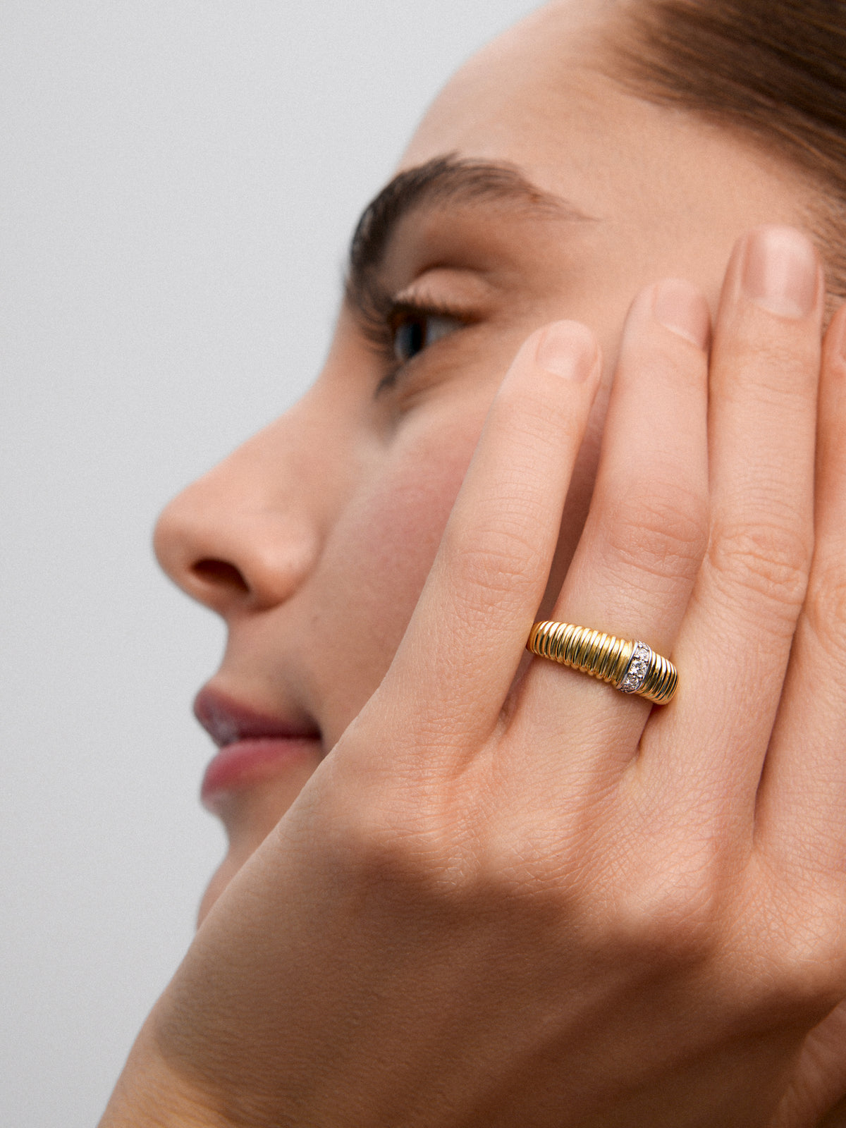 Anillo gallonado de oro blanco y amarillo de 18K con diamantes en talla brillante
