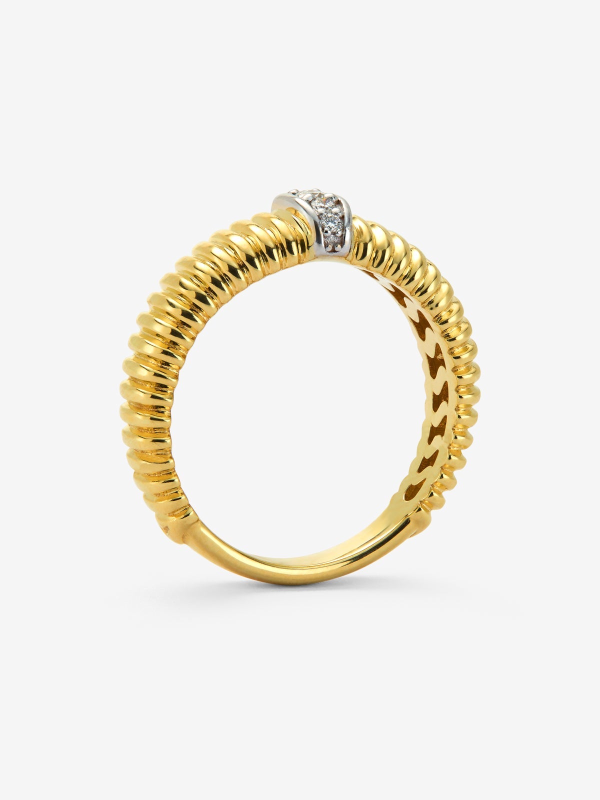 Anillo gallonado de oro blanco y amarillo de 18K con diamantes en talla brillante