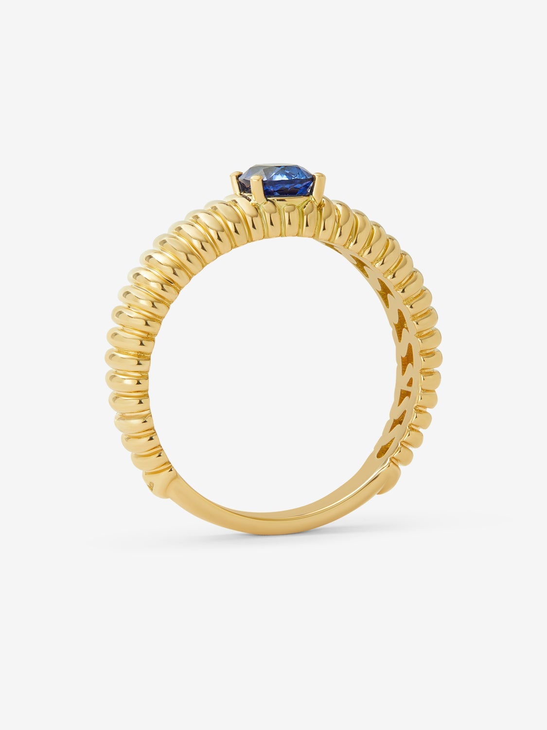 Anillo gallonado de oro amarillo de 18K con zafiro en talla oval