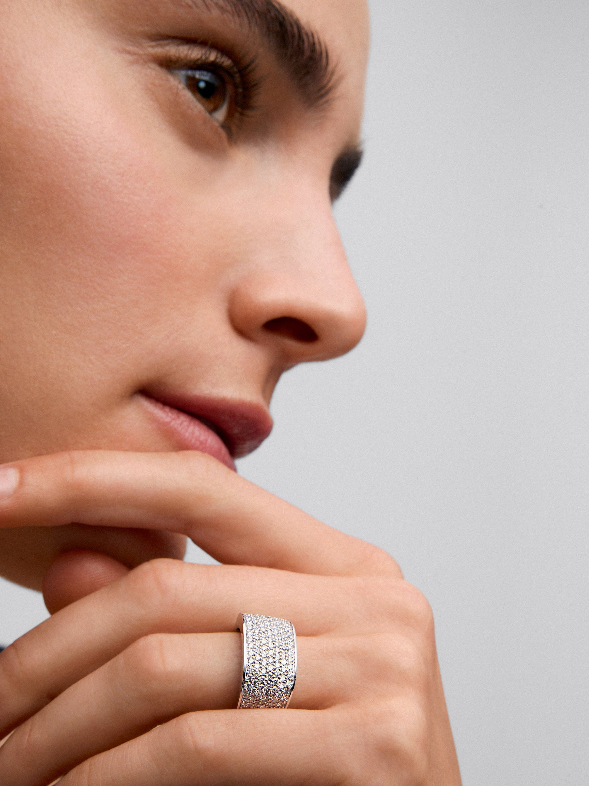 Anillo de oro blanco de 18K con pavé de diamantes en talla brillante