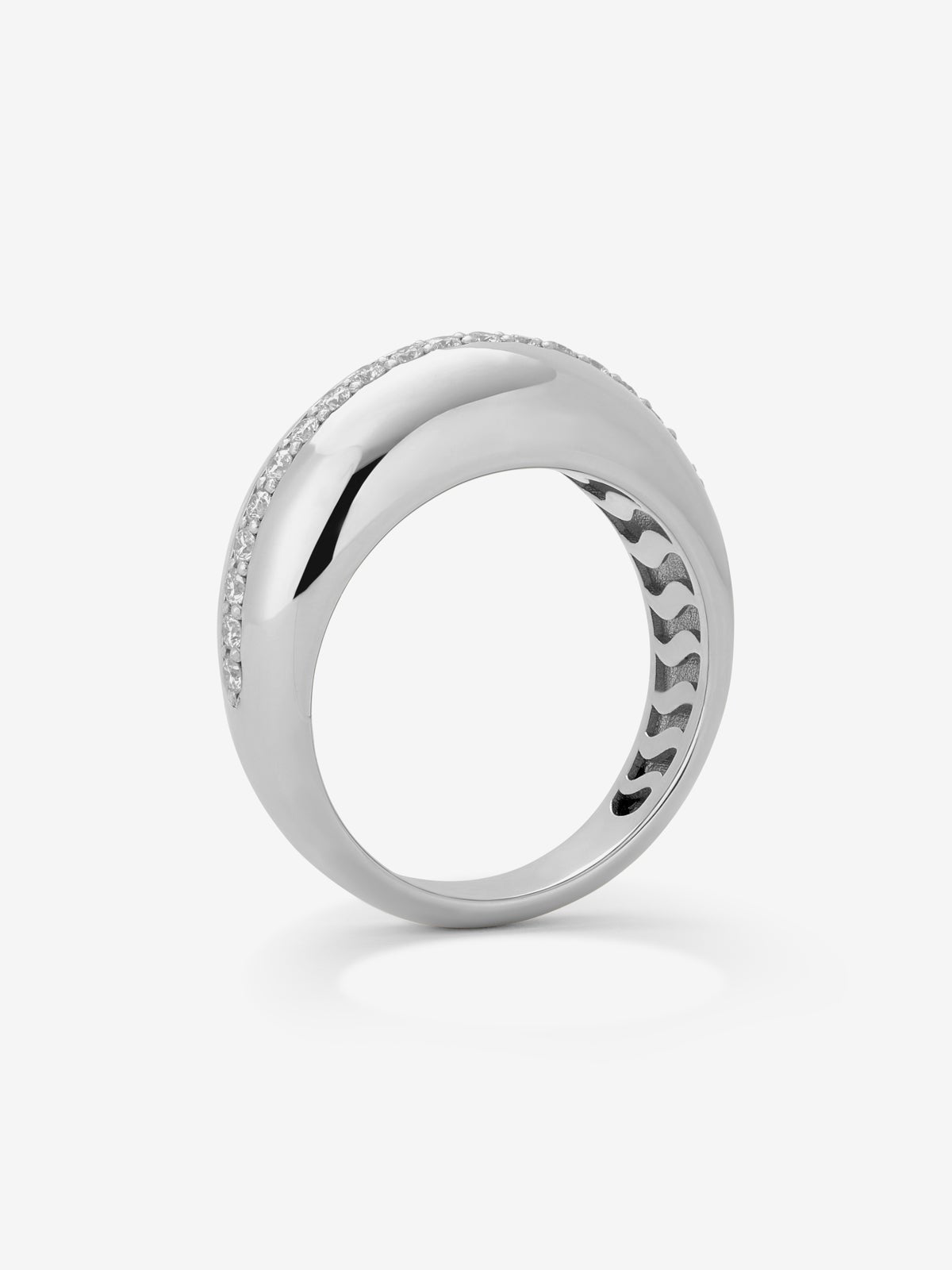 Anillo de oro blanco de 18K con pavé de diamantes en talla brillante