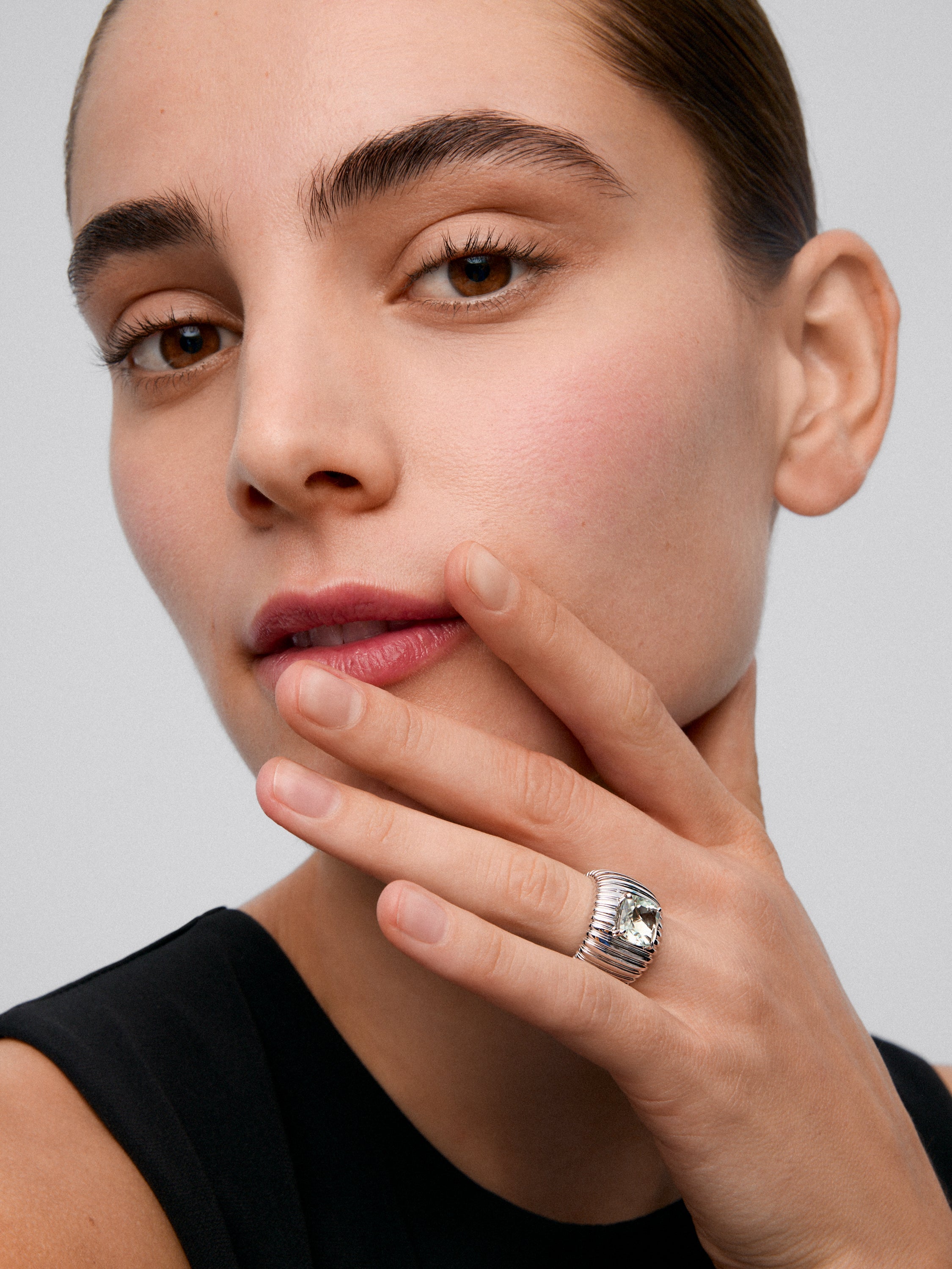 Anillo gallonado de plata 925 con amatista verde