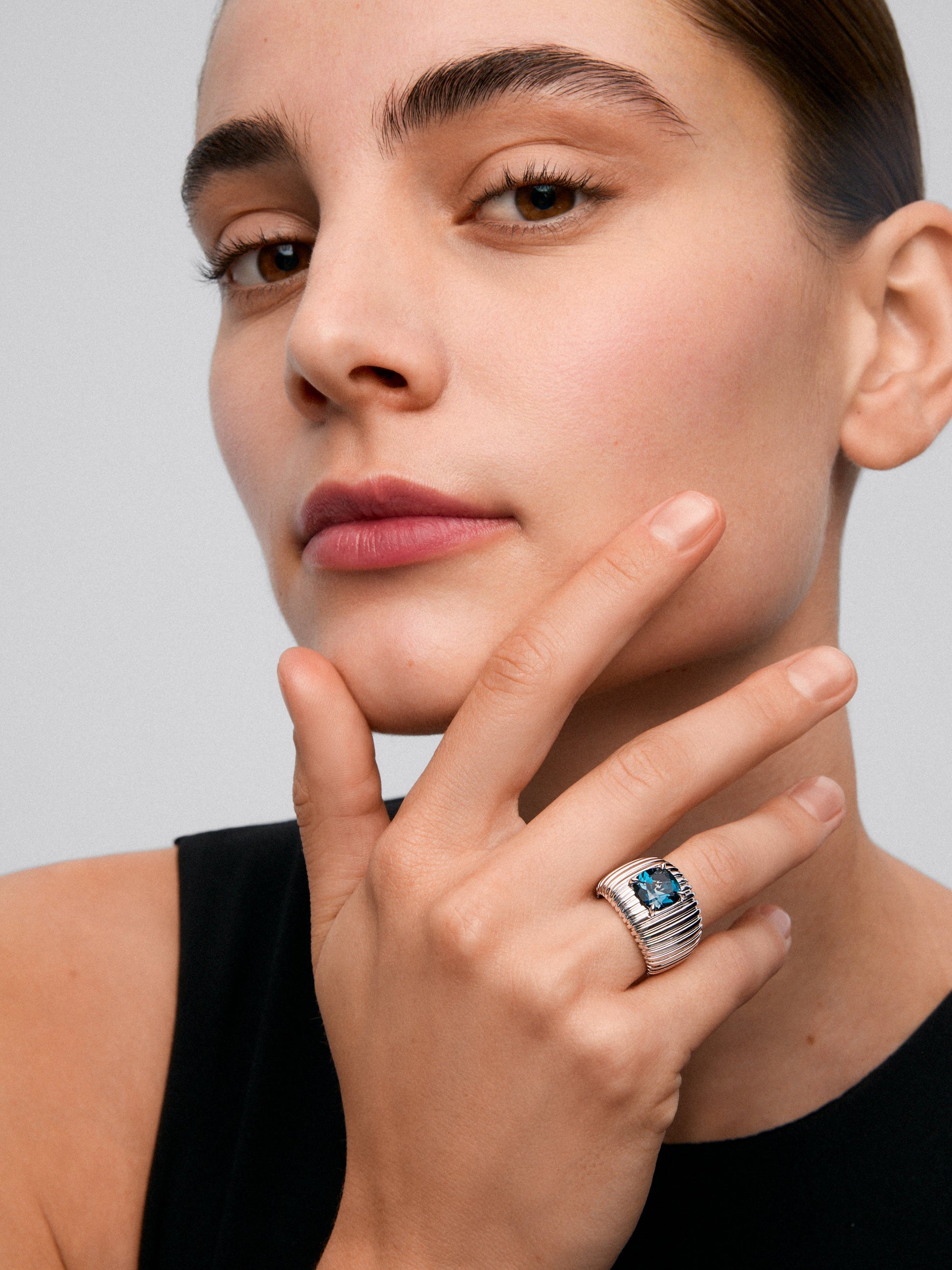 Anillo gallonado de plata 925 con topacio azul London
