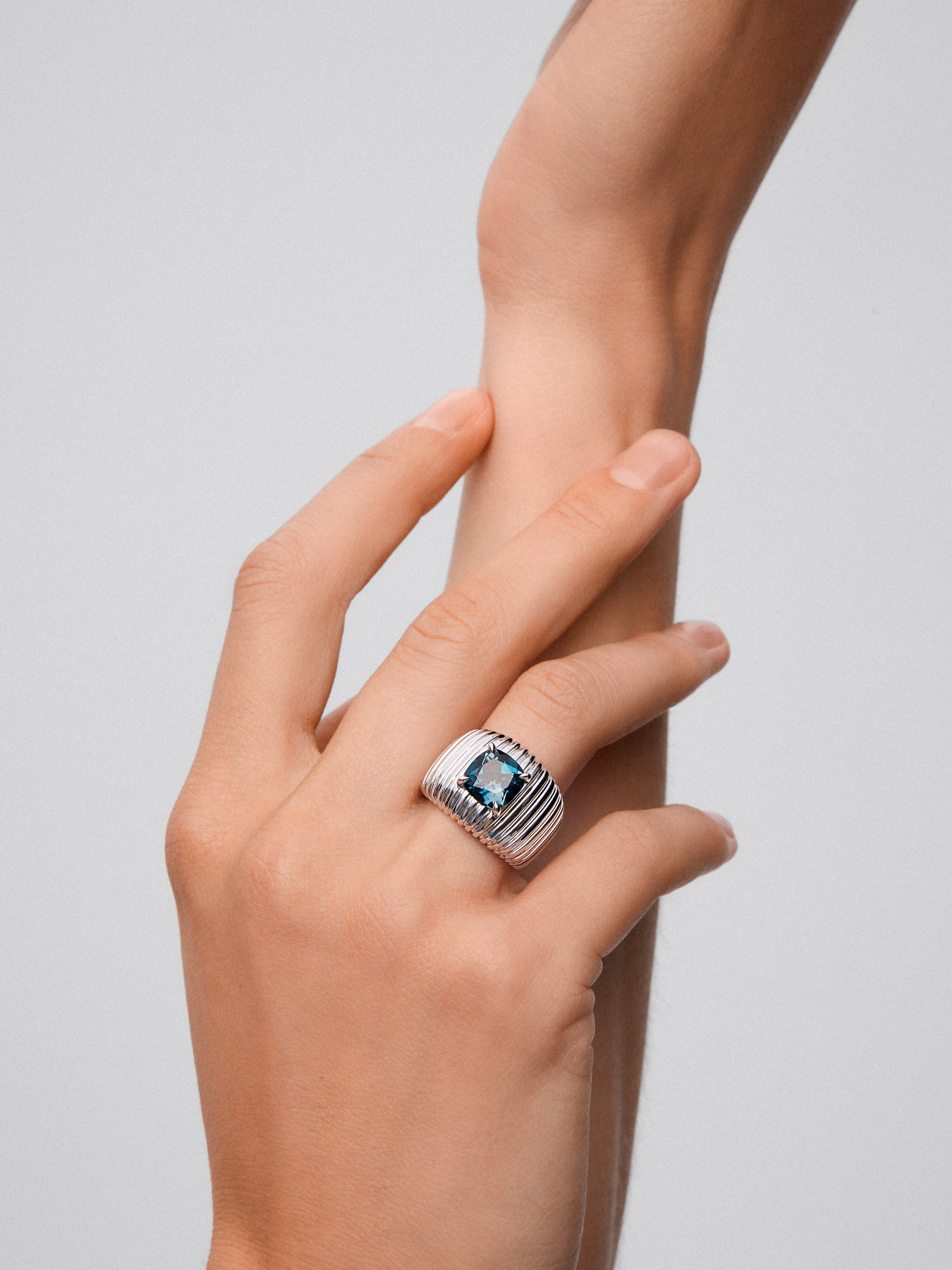 Anillo gallonado de plata 925 con topacio azul London de 9mm