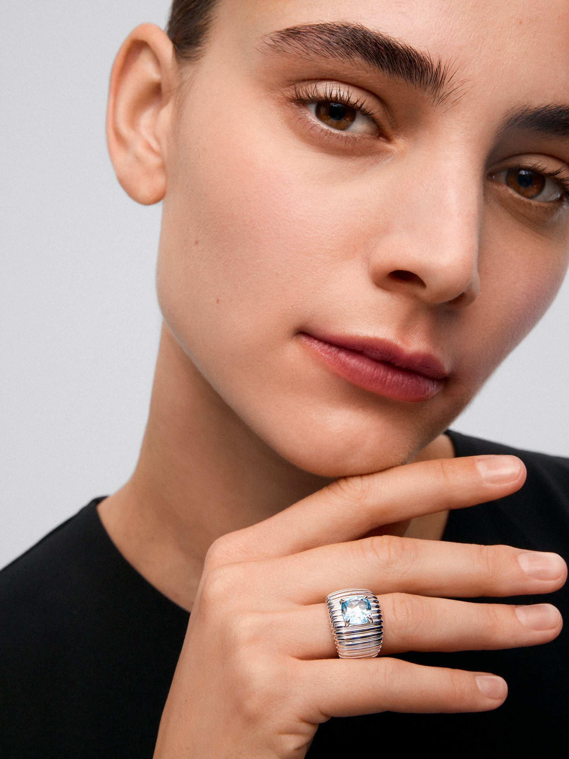 Anillo gallonado de plata 925 con topacio azul Sky de 9mm