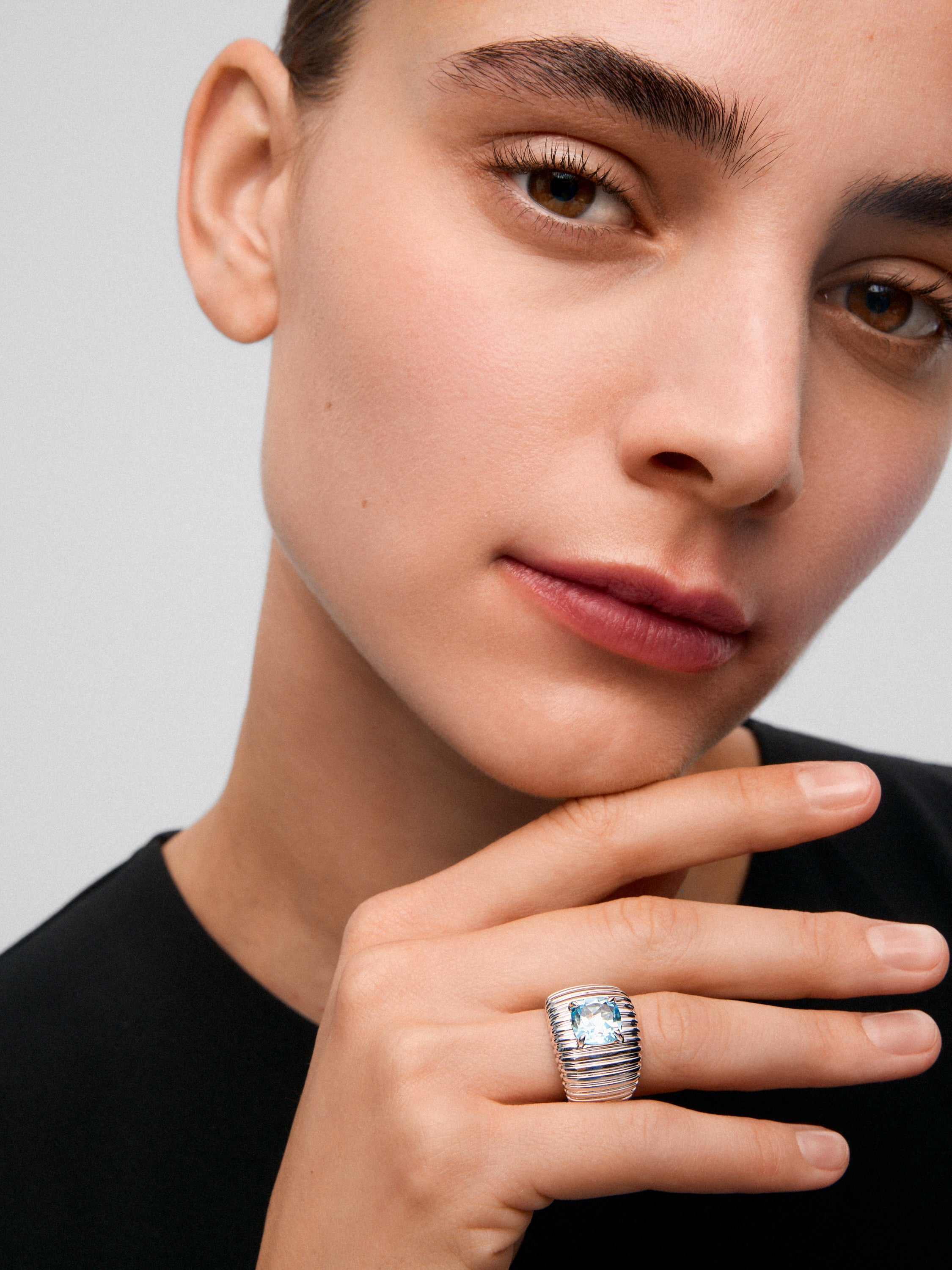 Anillo gallonado de plata 925 con topacio azul Sky