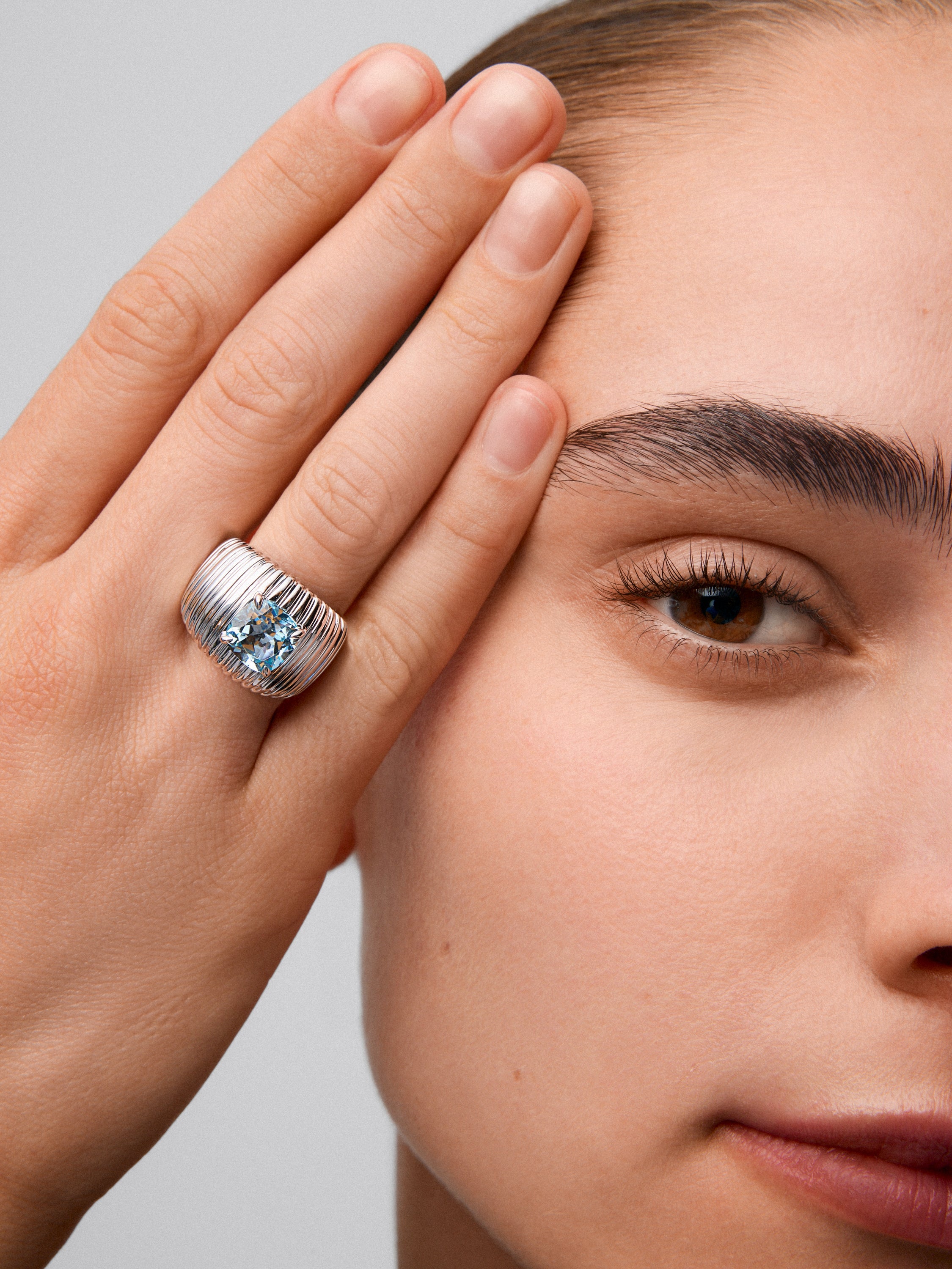 Anillo gallonado de plata 925 con topacio azul Sky de 9mm