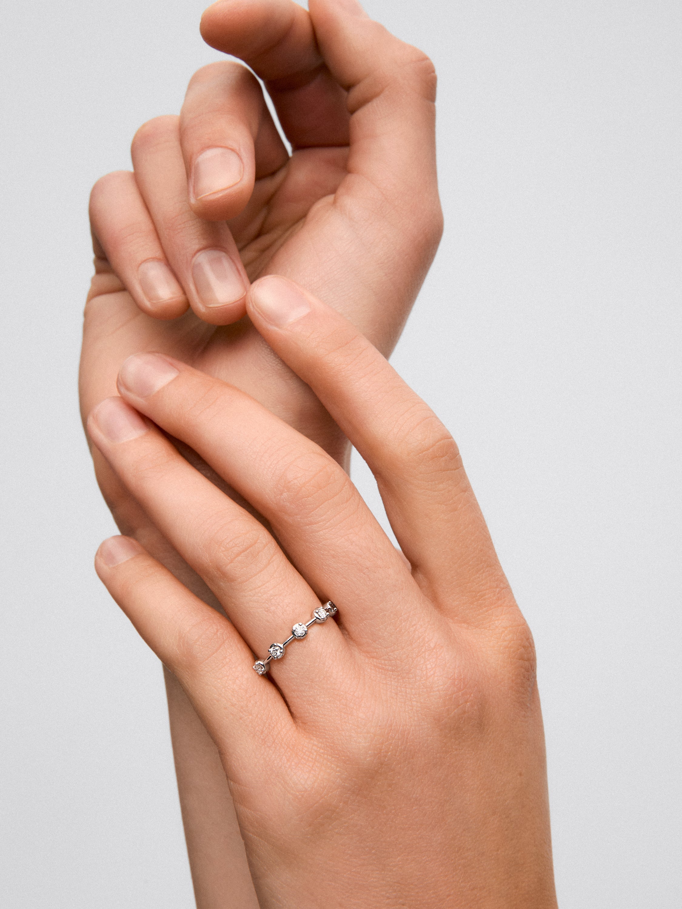 Anillo de oro blanco de 18K con 5 diamantes en talla brillante con un total de 0,16 cts