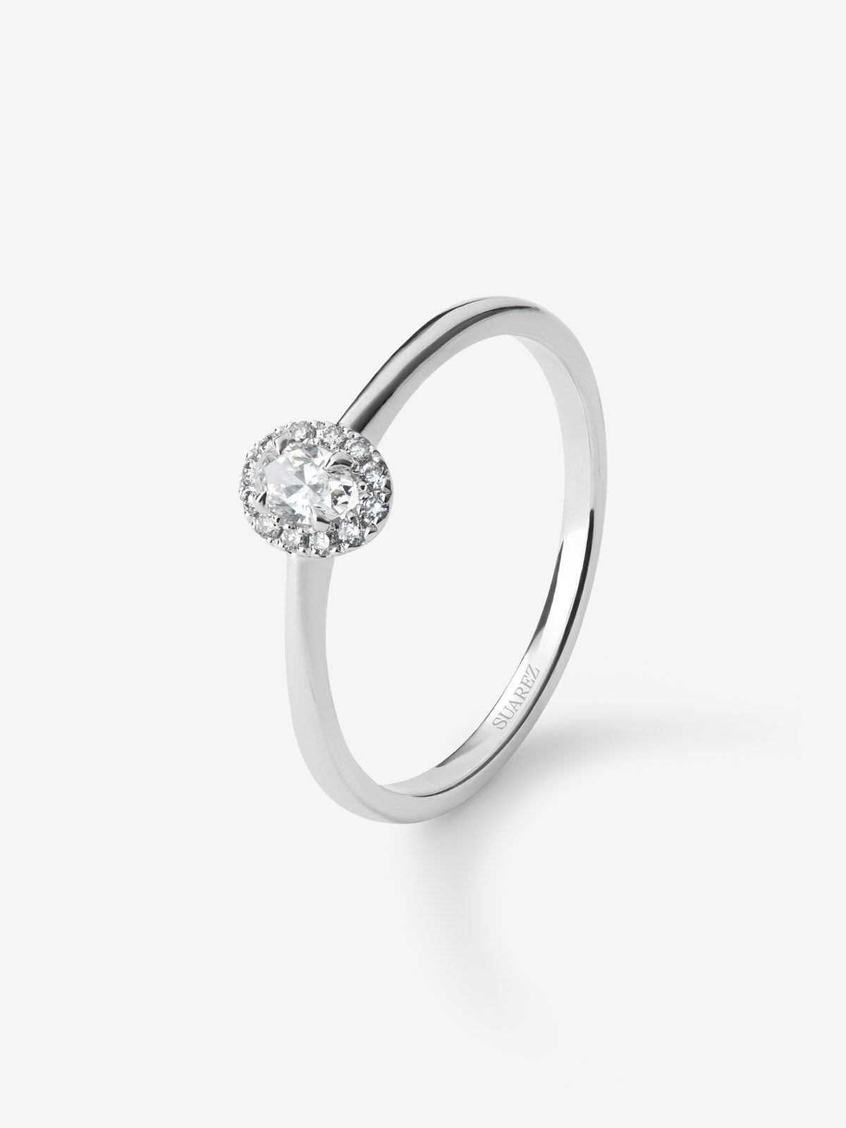 Anillo de oro blanco de 18K con esmeralda en talla oval de 0,12 cts y 10 diamantes en talla brillante con un total de 0,06 cts