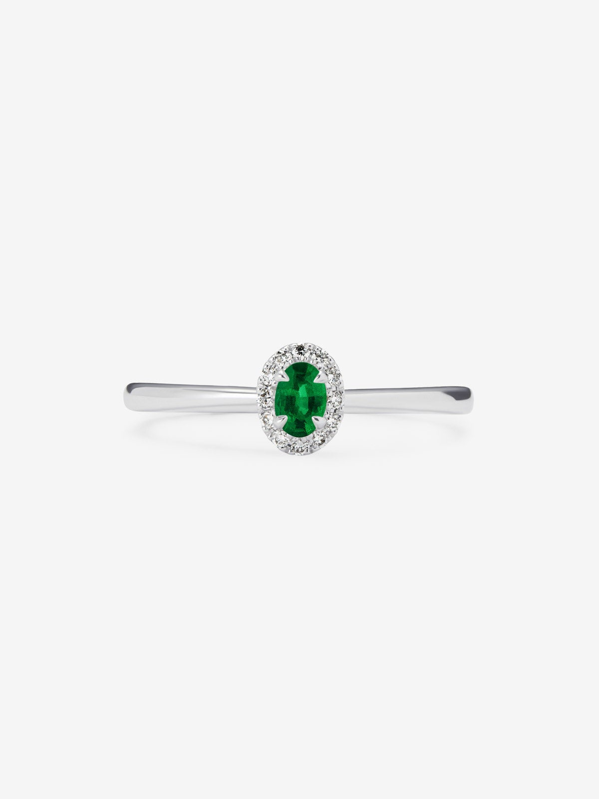 Anillo de oro blanco de 18K con esmeralda en talla oval de 0,2 cts y 10 diamantes en talla brillante con un total de 0,08 cts