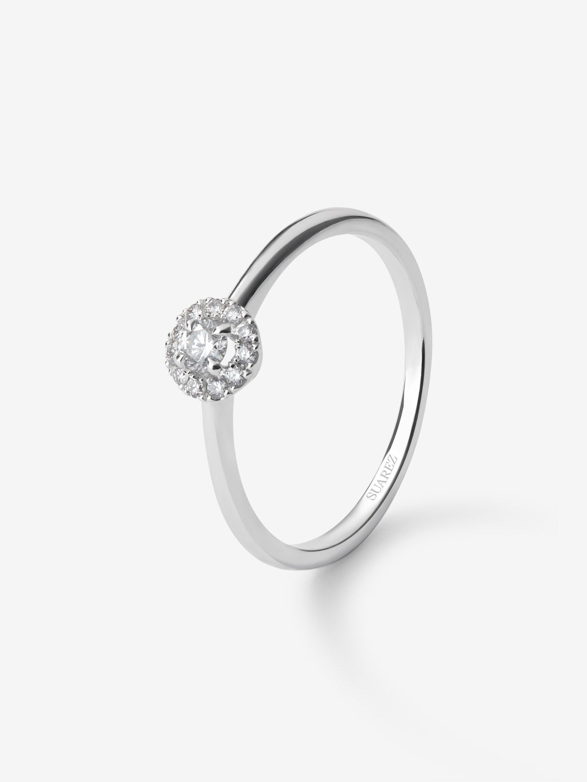 Anillo de oro blanco de 18K con diamante central en talla brillante de 0,13 cts y  diamantes en talla brillante con un total de 0,44 cts
