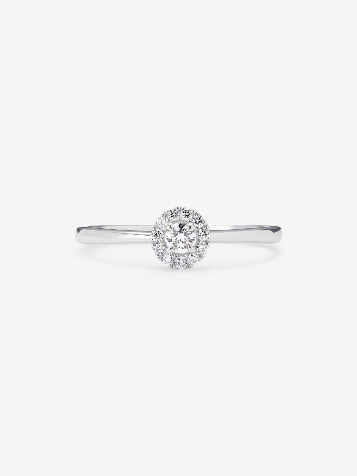 Anillo de oro blanco de 18K con diamante central en talla brillante de 0,13 cts y  diamantes en talla brillante con un total de 0,44 cts