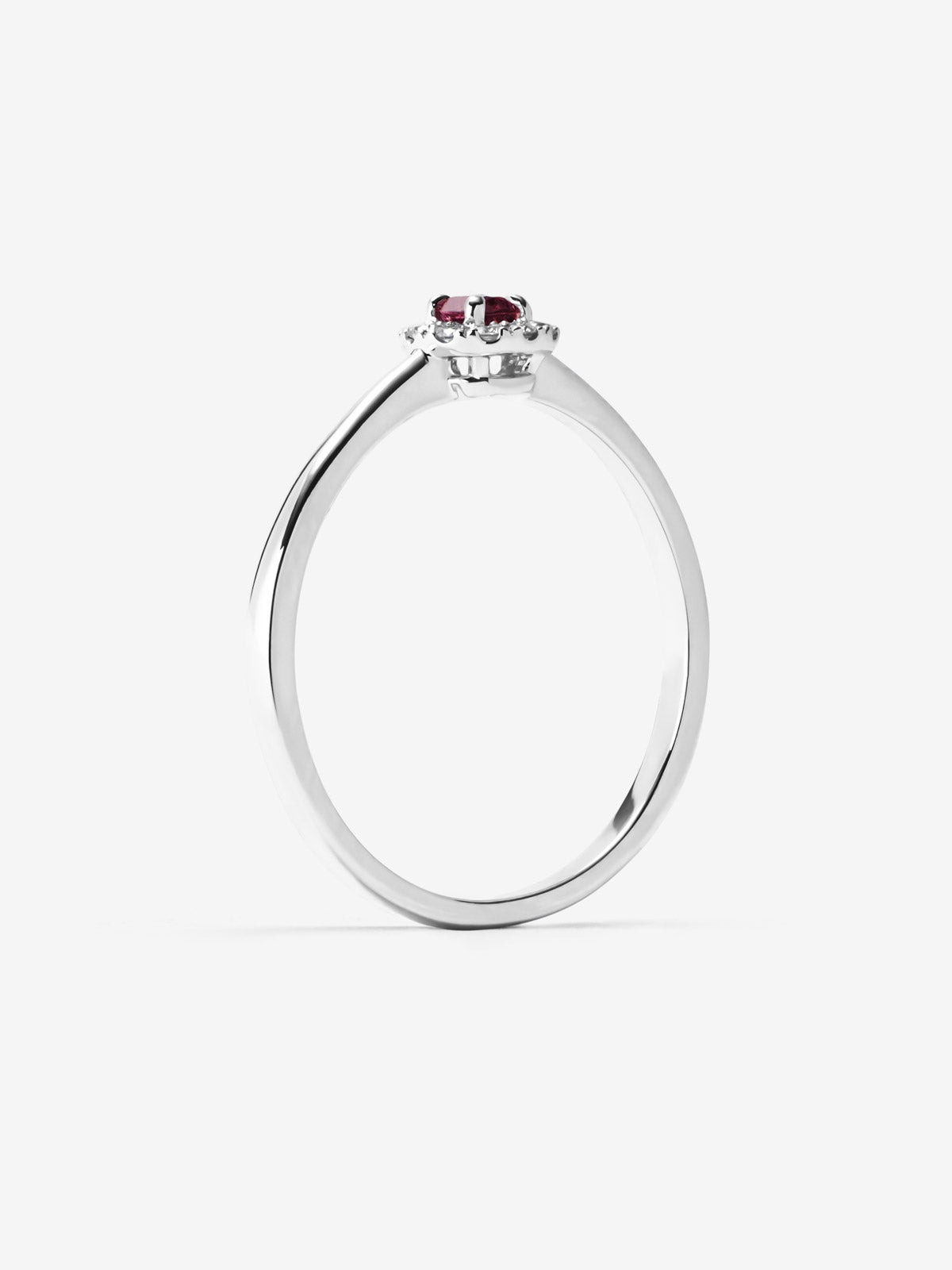 Anillo de oro blanco de 18K con rubí en talla brillante y diamantes en talla brillante
