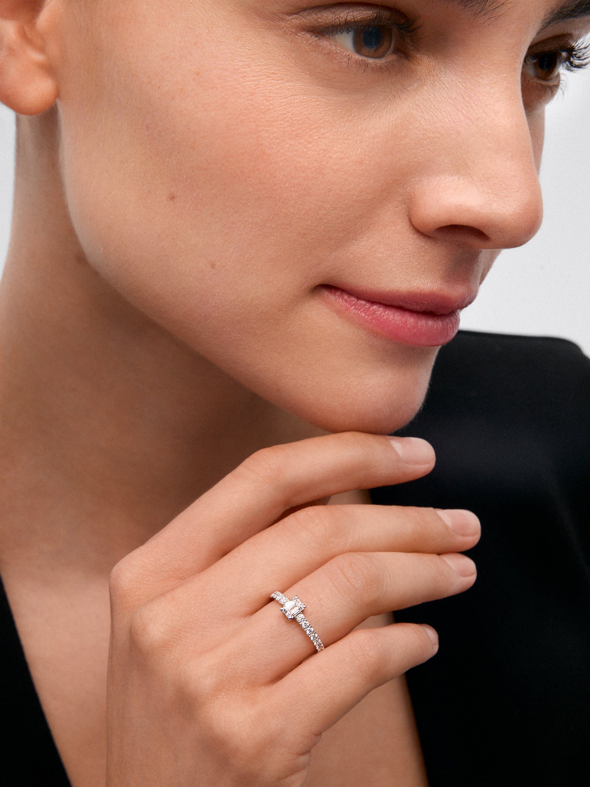 Anillo de oro blanco de 18K con diamante central en talla brillante de 0,08 cts y 11 diamantes en talla brillante con un total de 0,06 cts