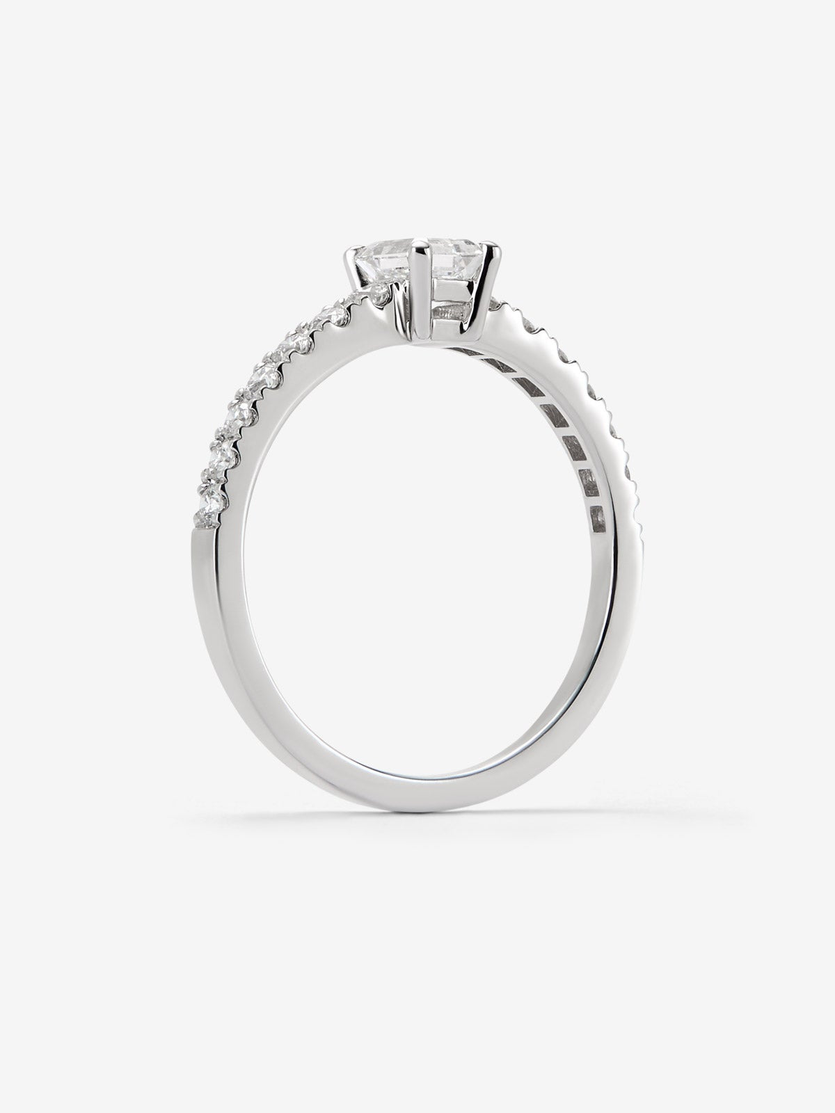 Anillo de oro blanco de 18K con diamante central en talla brillante de 0,08 cts y 11 diamantes en talla brillante con un total de 0,06 cts