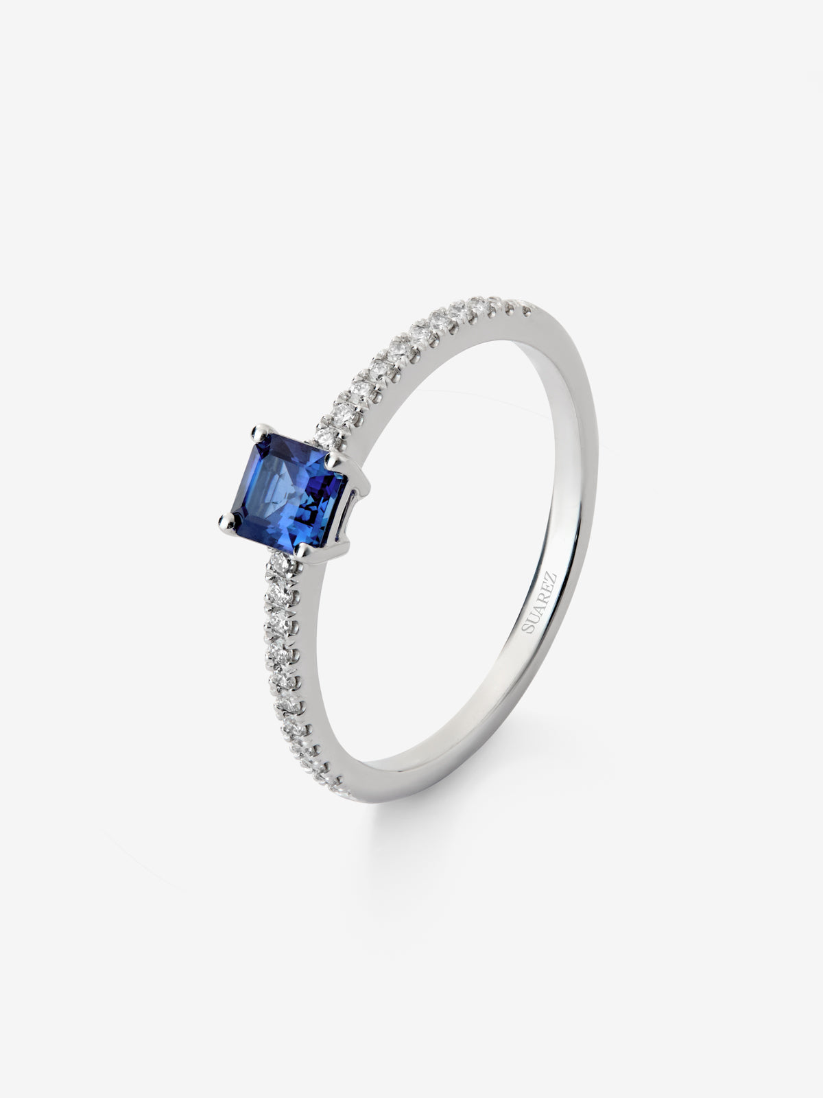 Anillo de oro blanco de 18K con zafiro central en talla brillante de 0,4 cts y  diamantes en talla brillante con un total de 0,132cts