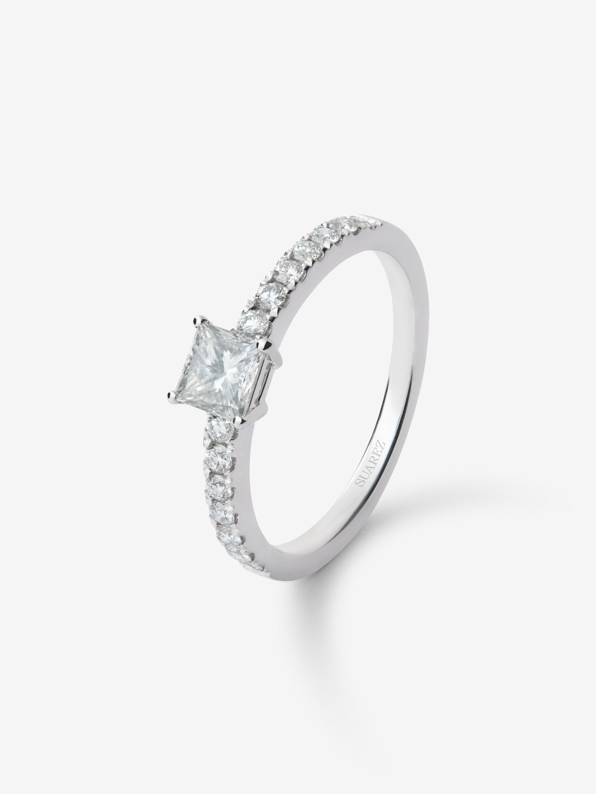 Anillo de oro blanco de 18K con diamante central en talla princesa de 0,5 cts y 14 diamantes con un total de 0,25 cts