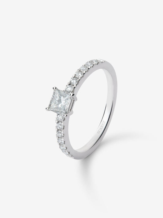 Anillo de oro blanco de 18K con diamante central en talla princesa de 0,5 cts y 14 diamantes con un total de 0,25 cts