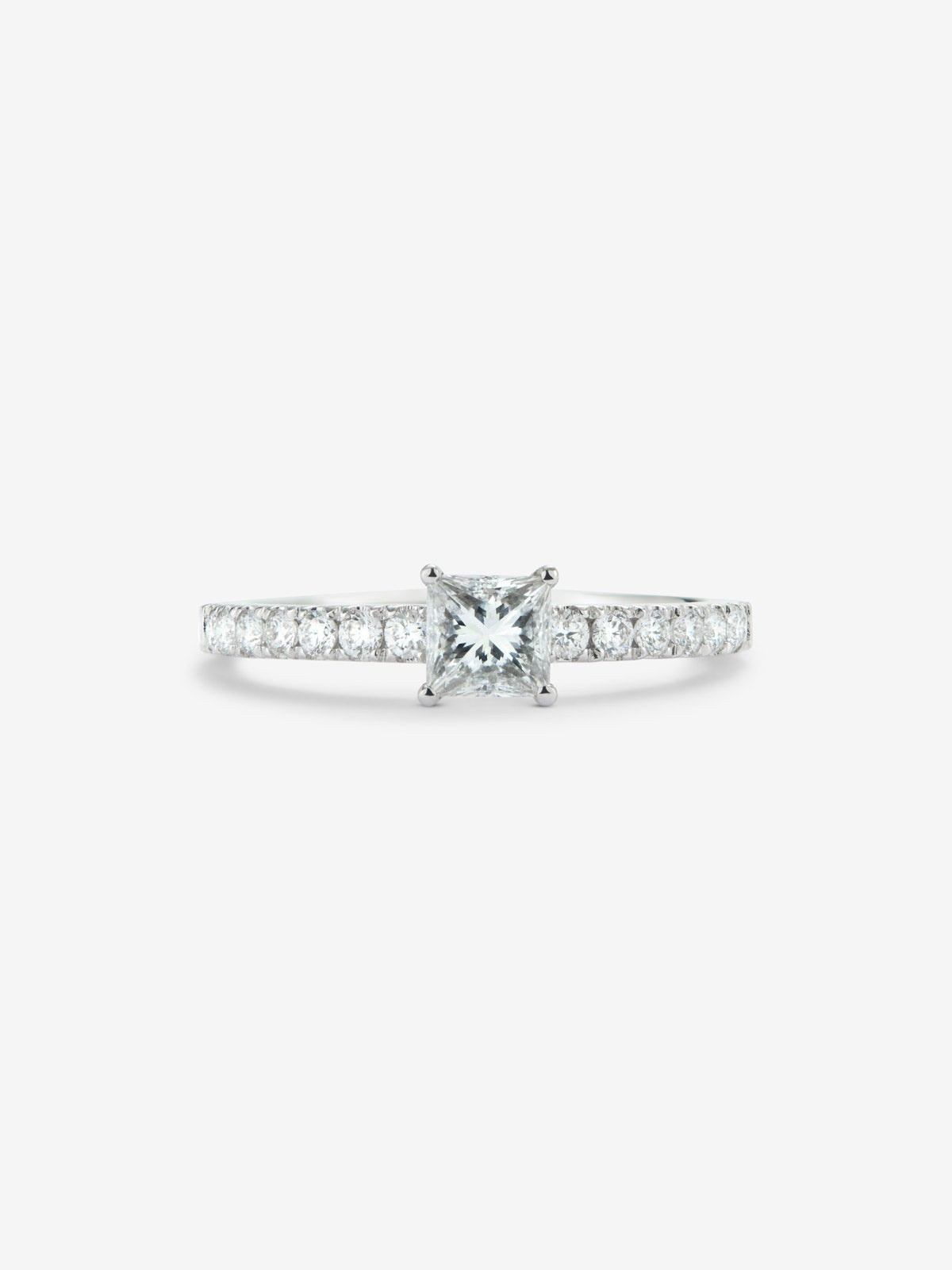 Anillo de oro blanco de 18K con diamante central en talla princesa de 0,5 cts y 14 diamantes con un total de 0,25 cts