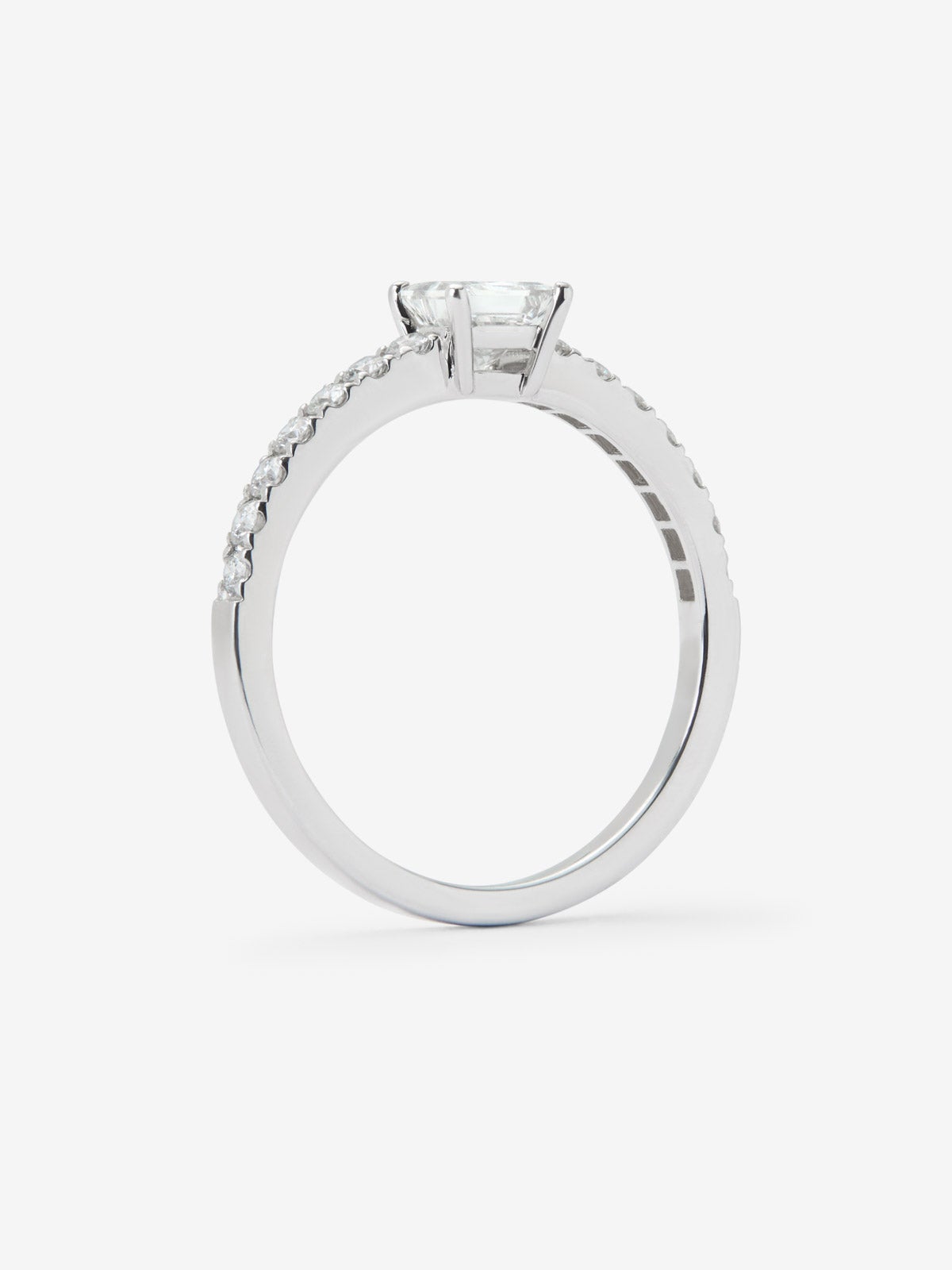 Anillo de oro blanco de 18K con diamante central en talla princesa de 0,5 cts y 14 diamantes con un total de 0,25 cts