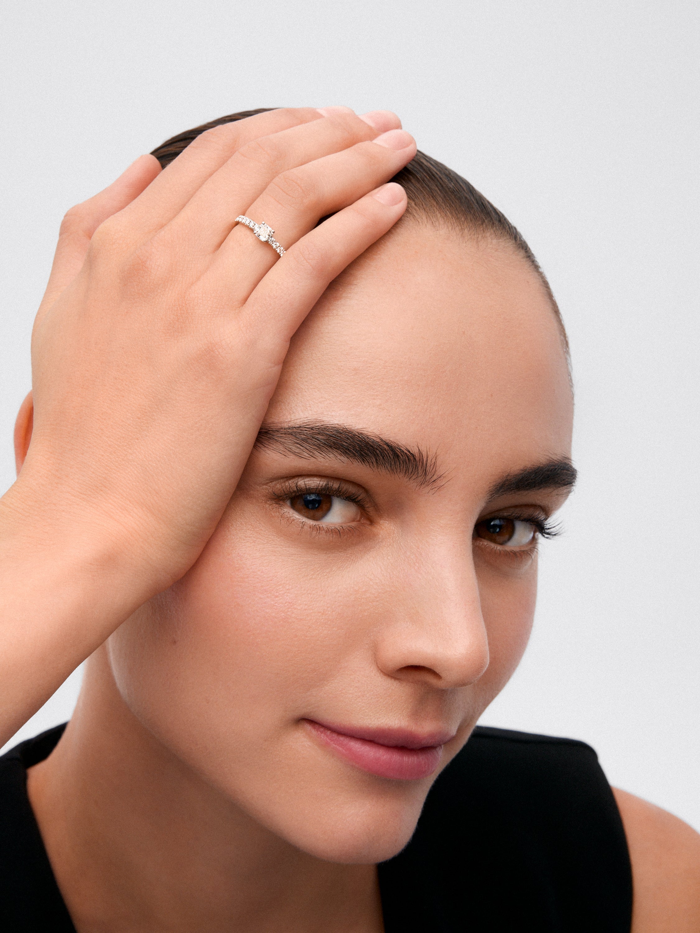 Anillo de oro blanco de 18K con diamante en talla princesa de 0,5 cts y 14 diamantes en talla brillante con un total de 0,25 cts