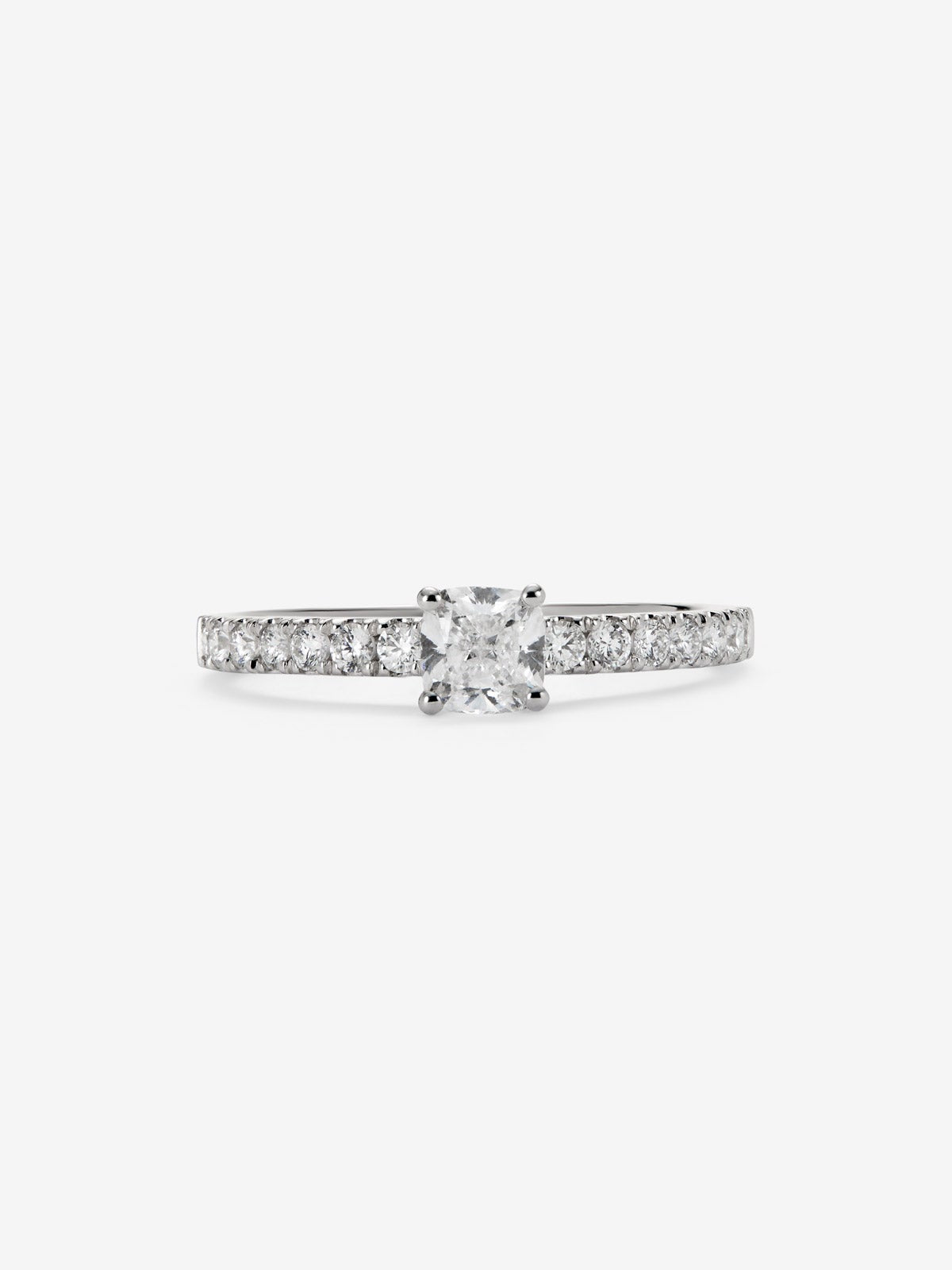 Anillo de oro blanco de 18K con diamante en talla princesa de 0,5 cts y 14 diamantes en talla brillante con un total de 0,25 cts