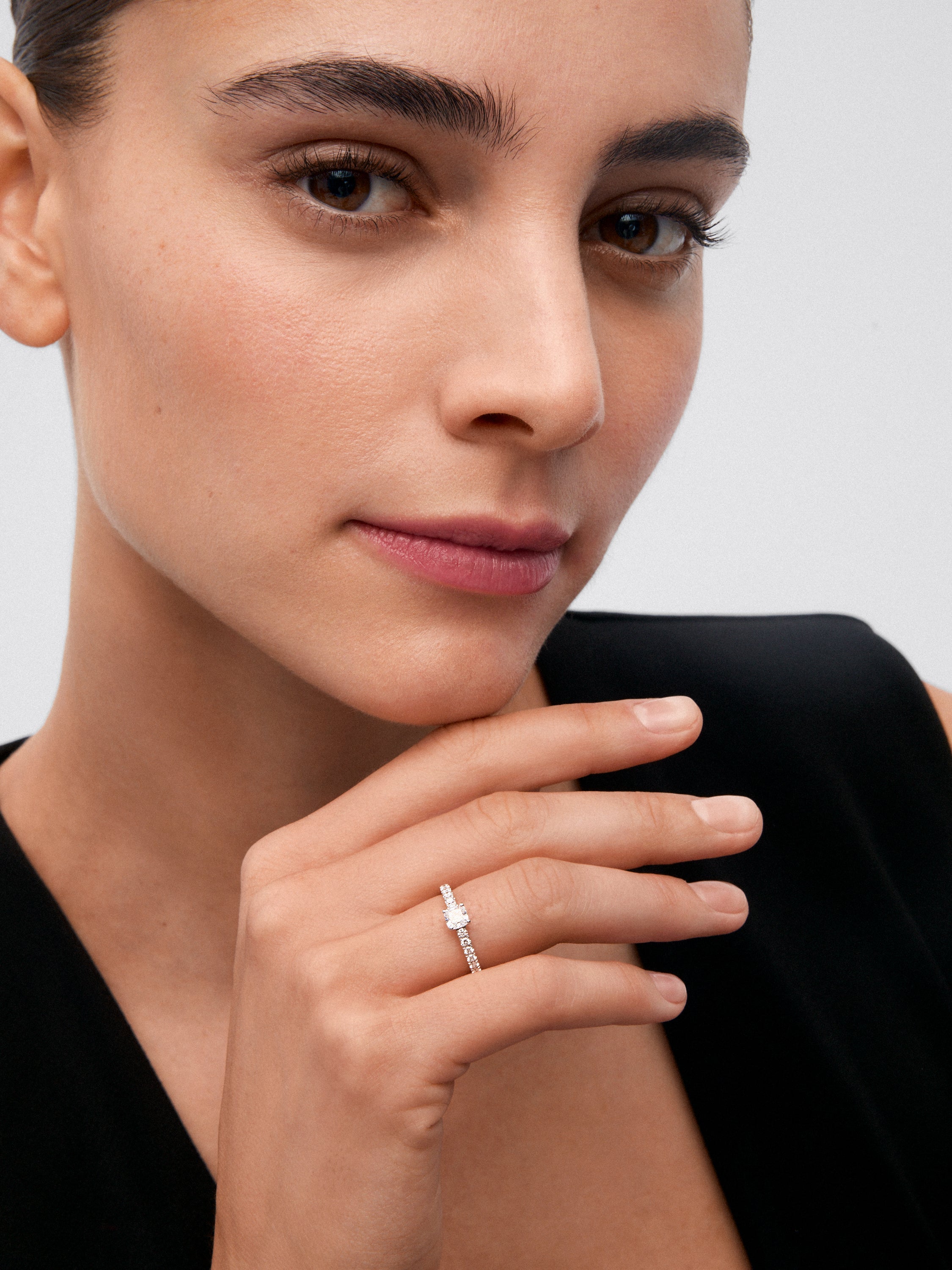 Anillo de oro blanco de 18K con diamante en talla princesa de 0,5 cts y 14 diamantes en talla brillante con un total de 0,25 cts