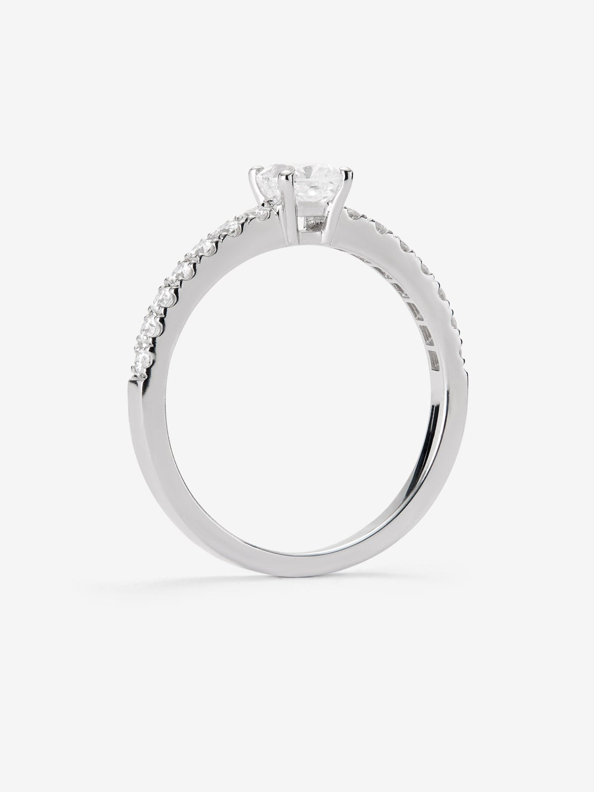 Anillo de oro blanco de 18K con diamante en talla princesa de 0,5 cts y 14 diamantes en talla brillante con un total de 0,25 cts