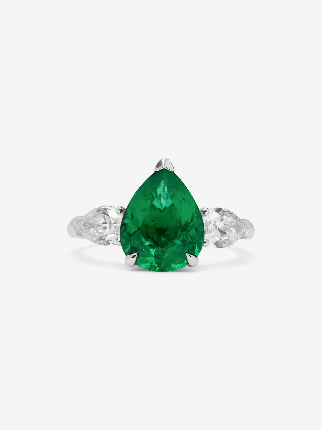 Anillo de oro blanco de 18K con esmeralda verde en talla pera de 2,73 cts y 2 diamantes en talla pera con un total de 1 ct