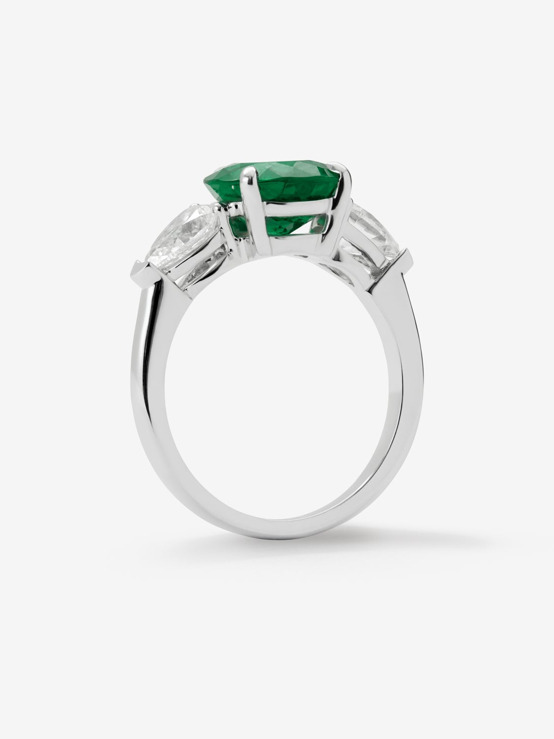 Anillo de oro blanco de 18K con esmeralda verde en talla pera de 2,73 cts y 2 diamantes en talla pera con un total de 1 ct