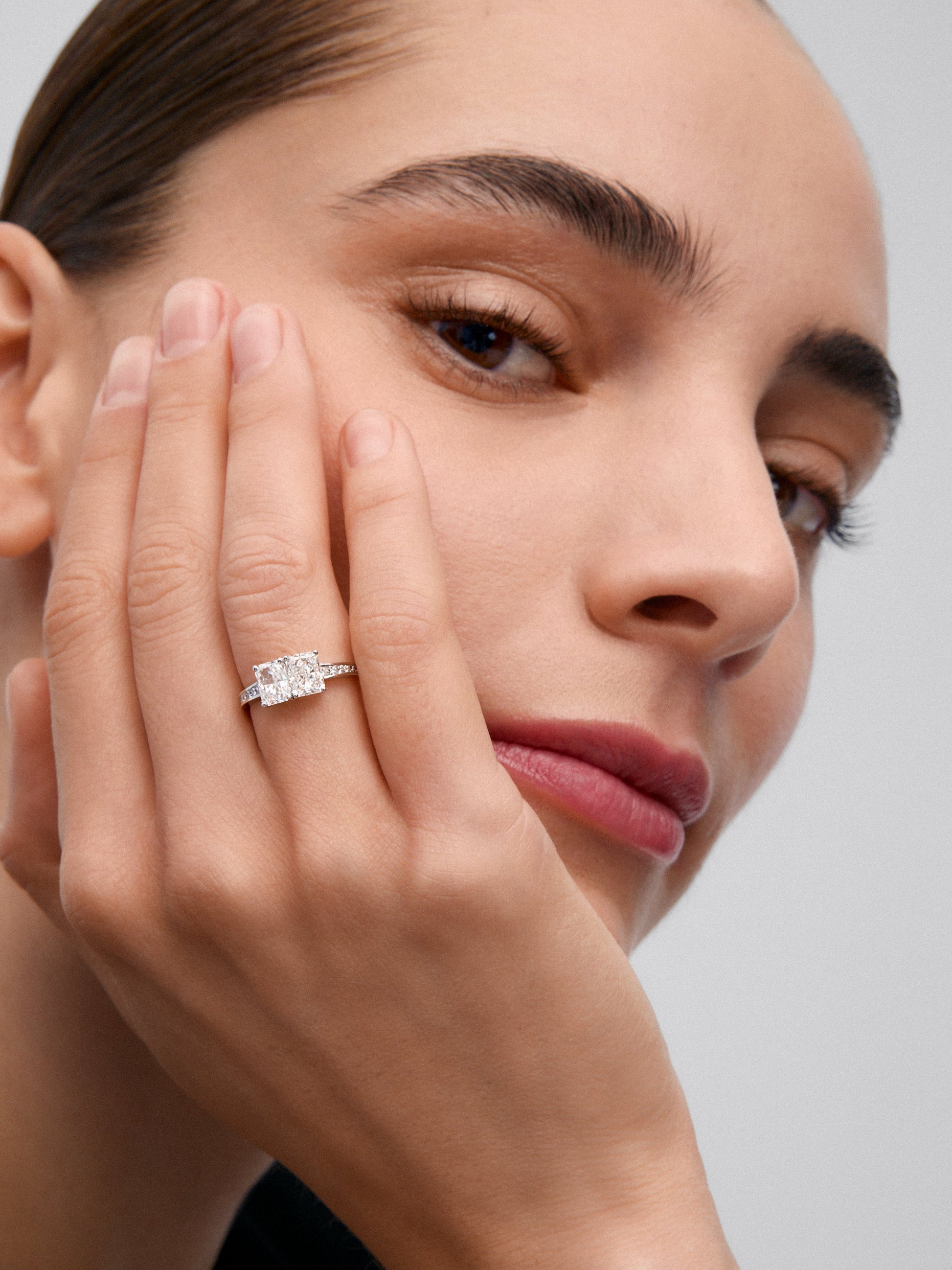 Anillo de Alta Joyería en oro blanco de 18K con diamantes