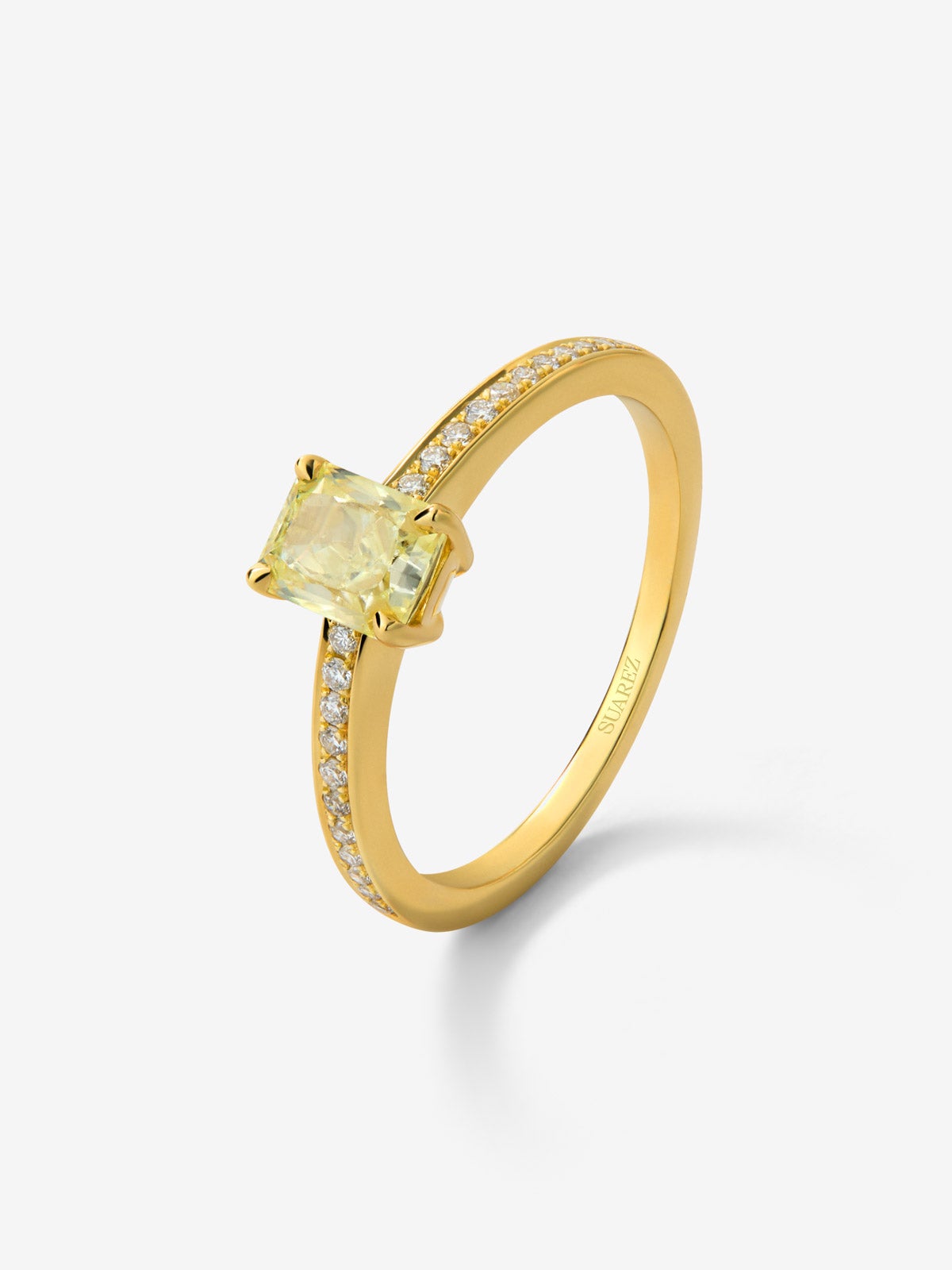 Anillo solitario de oro amarillo de 18K con diamante central Fancy Yellow en talla radiant de 0,78 cts y  diamantes  con un total de 0,12 cts