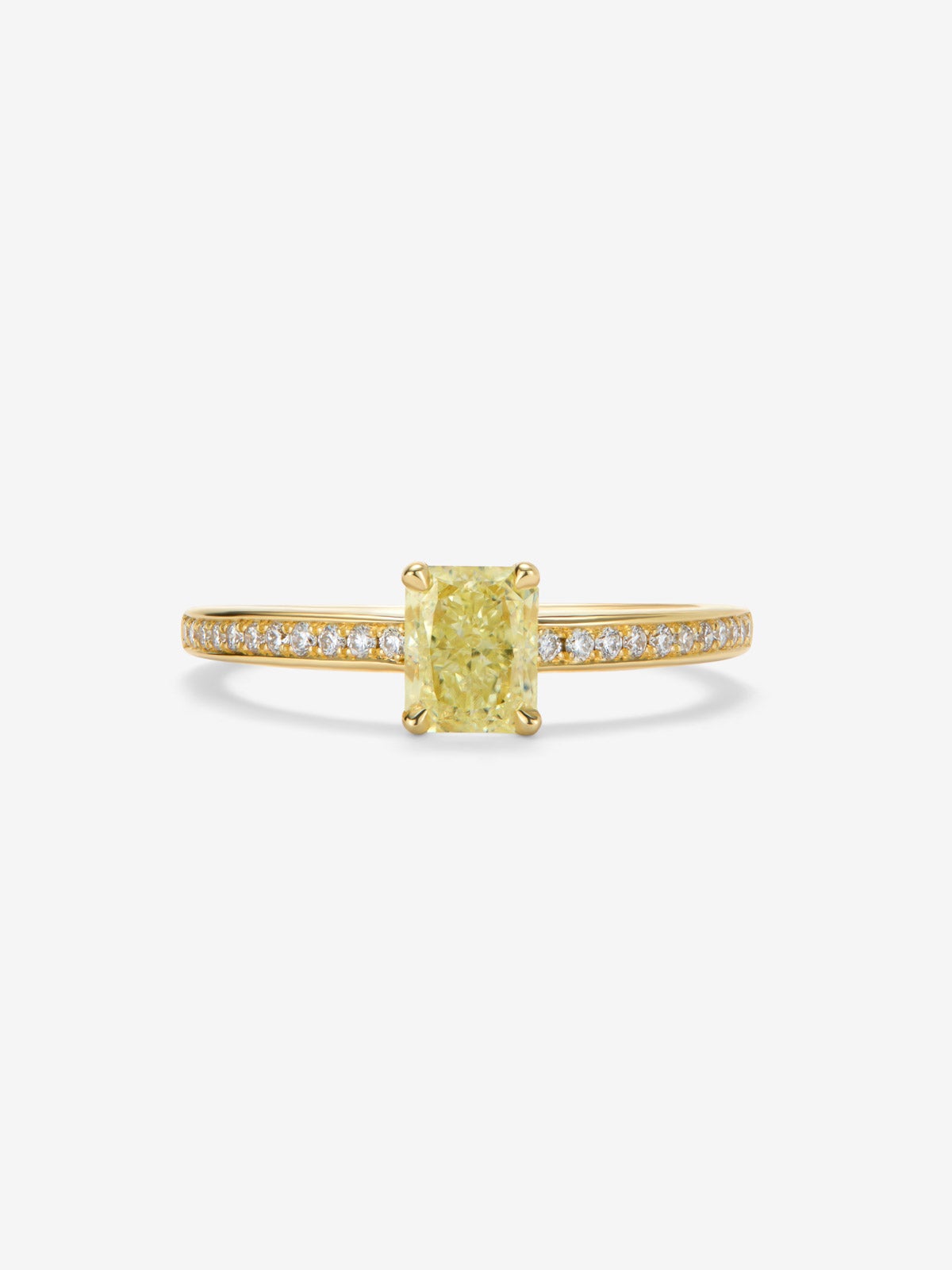 Anillo solitario de oro amarillo de 18K con diamante central Fancy Yellow en talla radiant de 0,78 cts y  diamantes  con un total de 0,12 cts