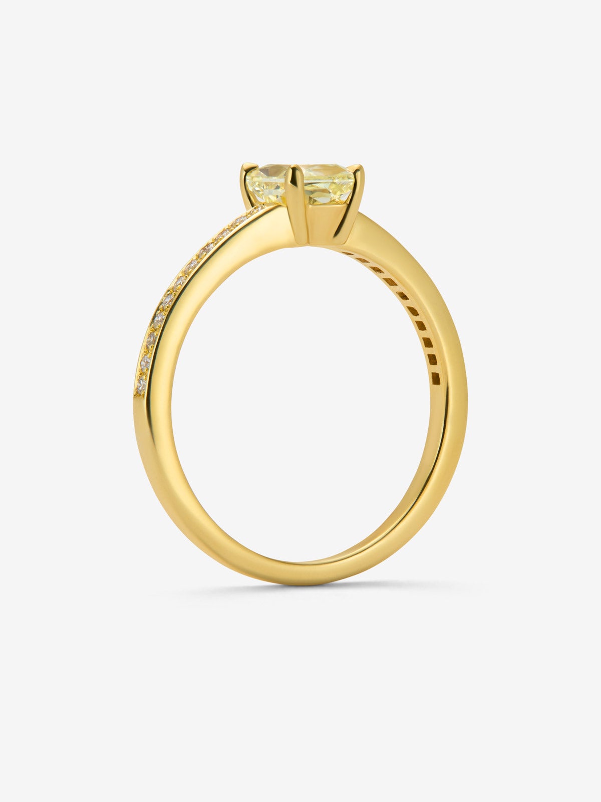 Anillo solitario de oro amarillo de 18K con diamante central Fancy Yellow en talla radiant de 0,78 cts y  diamantes  con un total de 0,12 cts