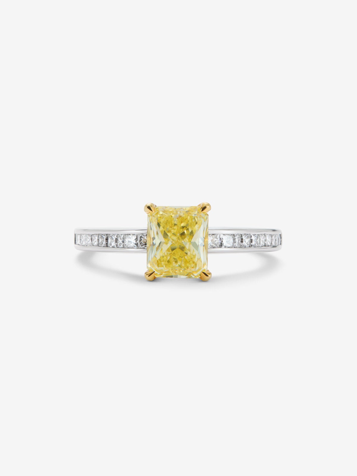 Anillo solitario de oro blanco de 18K con diamante central Fancy Yellow en talla radiant de 0,79 cts y  diamantes  con un total de 0,12 cts