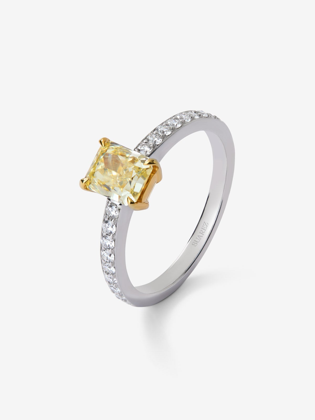 Anillo solitario de oro blanco y amarillo de 18K con diamante central Fancy Yellow en talla radiant de 1,19 cts y  18 diamantes en talla brillante con un total de 0,236 cts