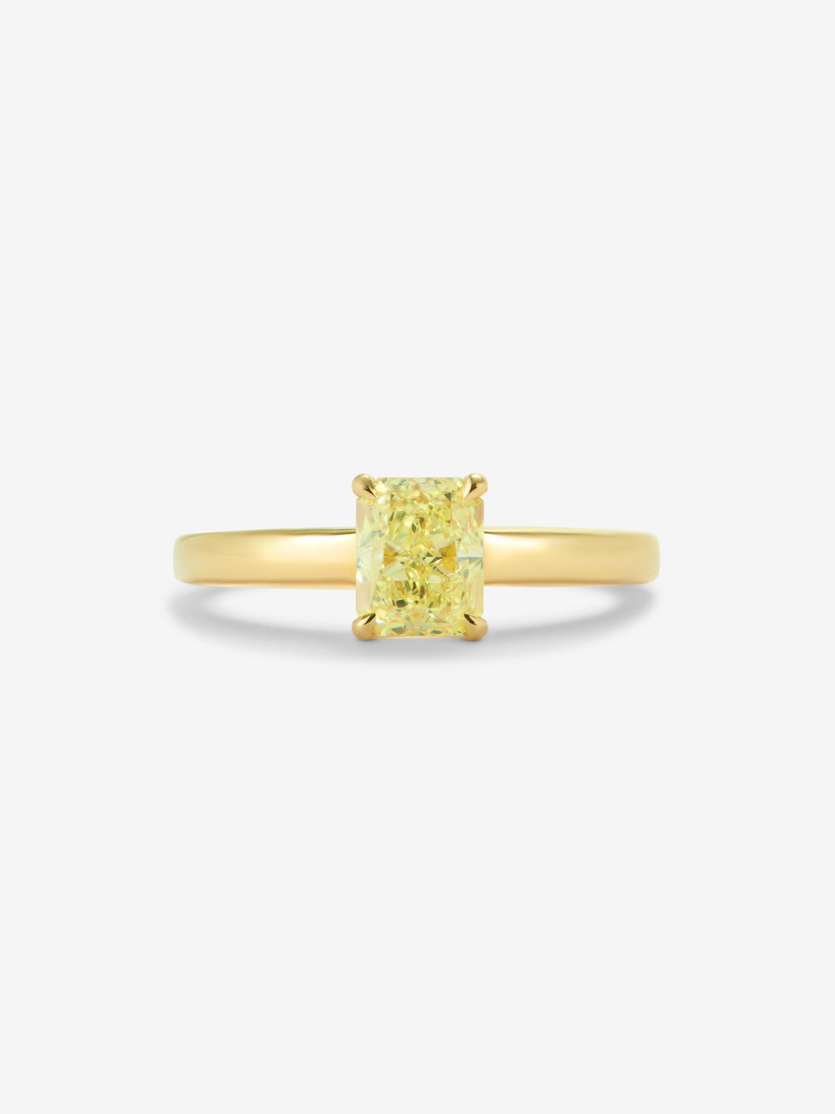 Anillo solitario de oro amarillo de 18K con diamante central Fancy Yellow en talla radiant de 0,78 cts