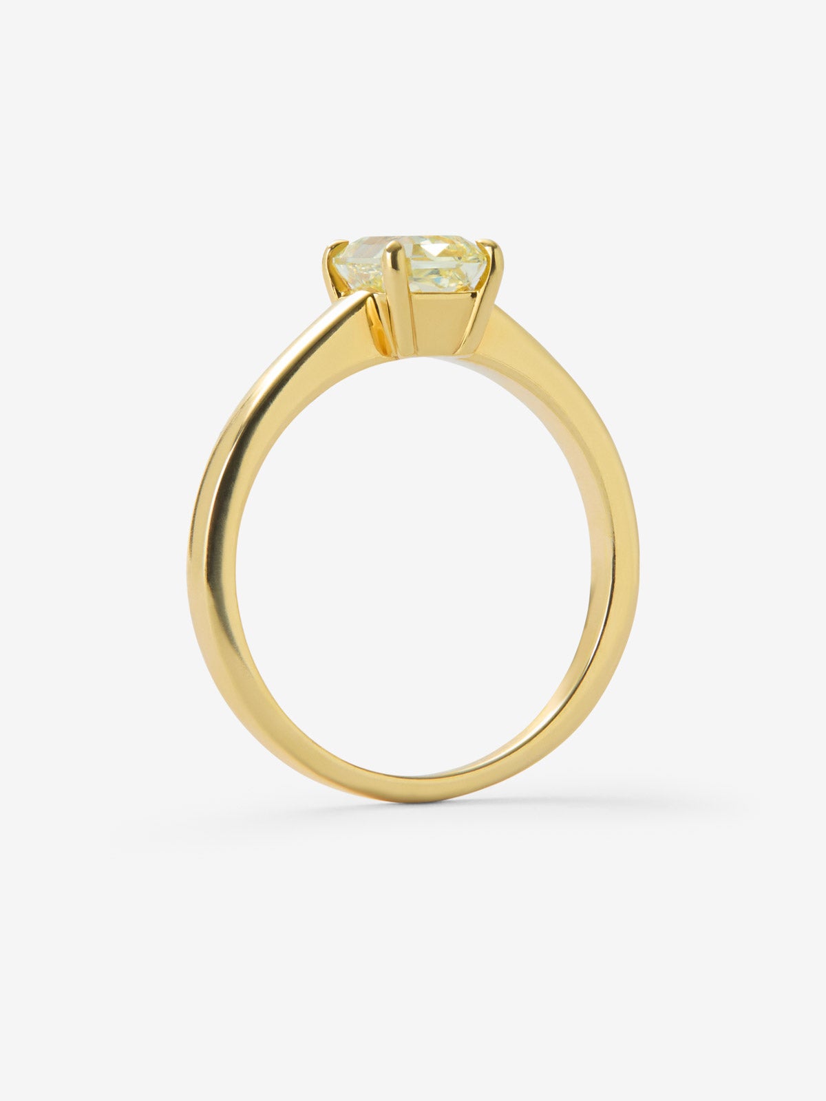 Anillo solitario de oro amarillo de 18K con diamante central Fancy Yellow en talla radiant de 0,78 cts
