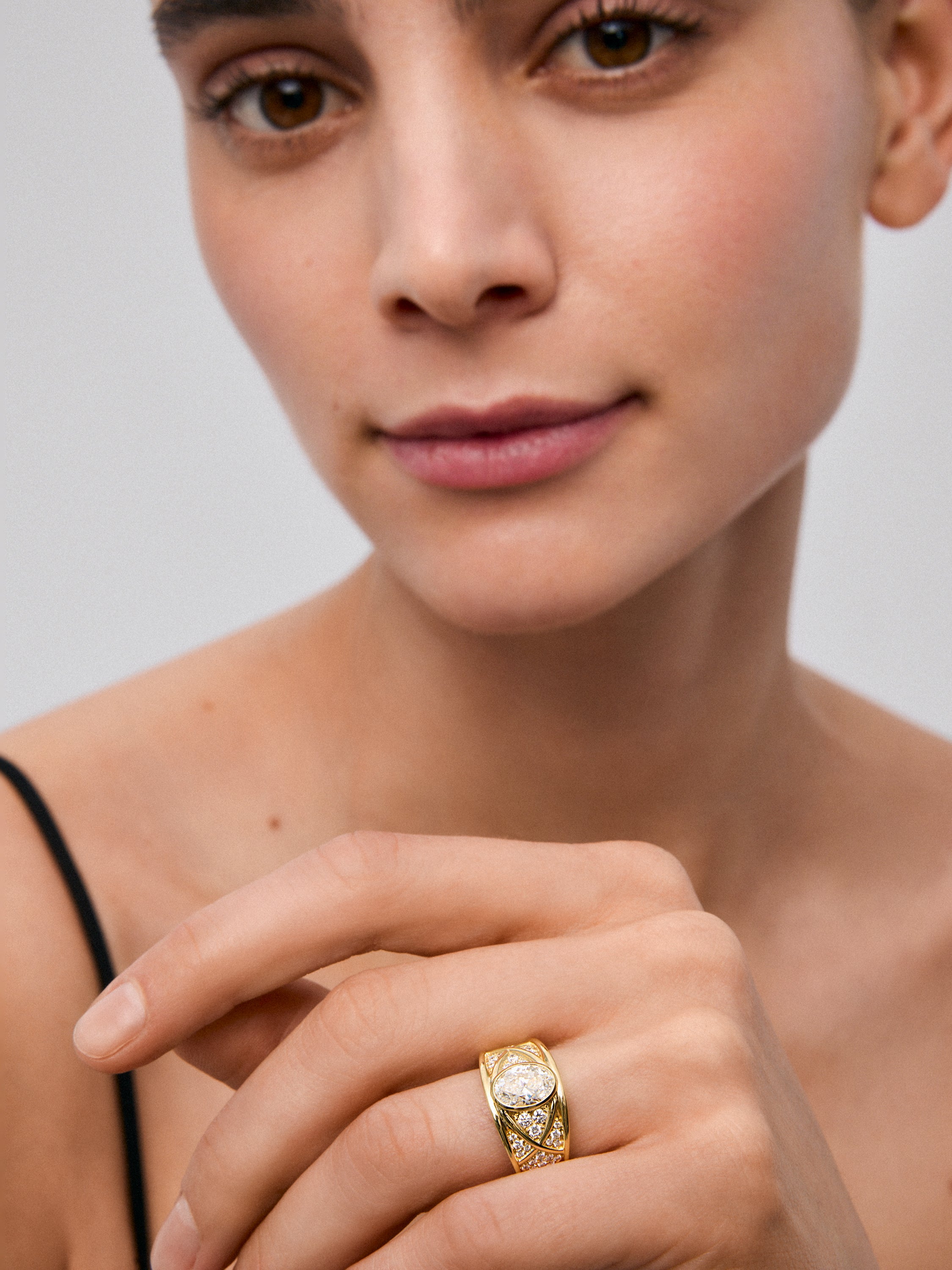 Anillo de oro amarillo de 18K con diamante central en talla oval de 1,5 cts y 40 diamantes en talla brillante con un total de 0,4 cts