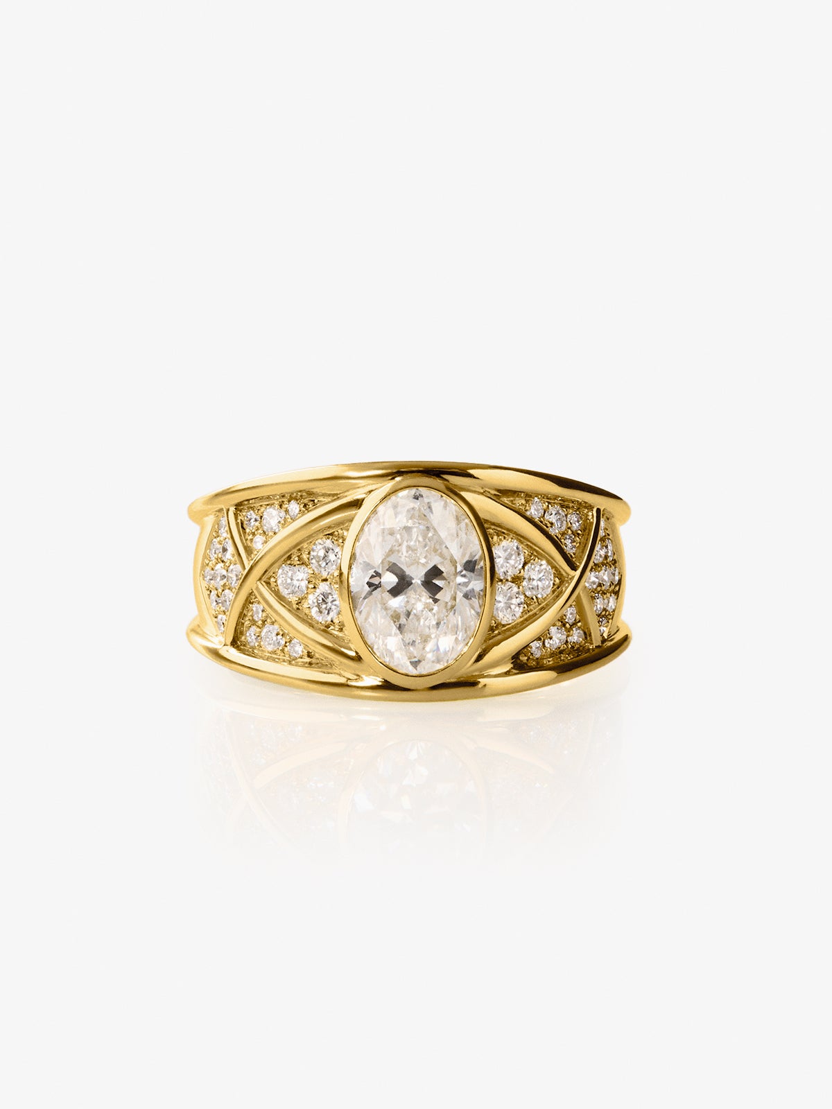 Anillo de oro amarillo de 18K con diamante central en talla oval de 1,5 cts y 40 diamantes en talla brillante con un total de 0,4 cts